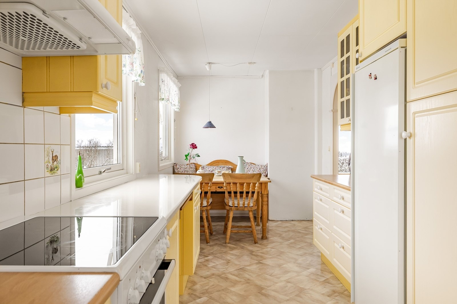 På kjøkkenet er det plass til frittstående hvitevarer som komfyr, oppvaskmaskin og kjøleskap. Frittstående hvitevarer følger i utgangspunktet ikke med i handelen, men kan avtales med selger. Galleribilde