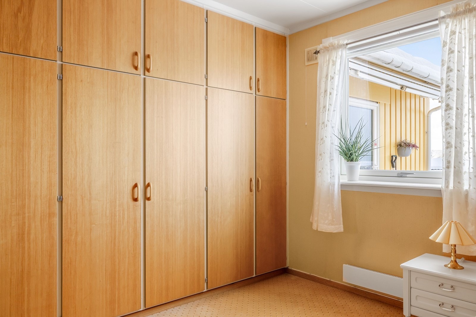 Det er god oppbevaringsplass i flere plassbygde garderobeskap. Galleribilde