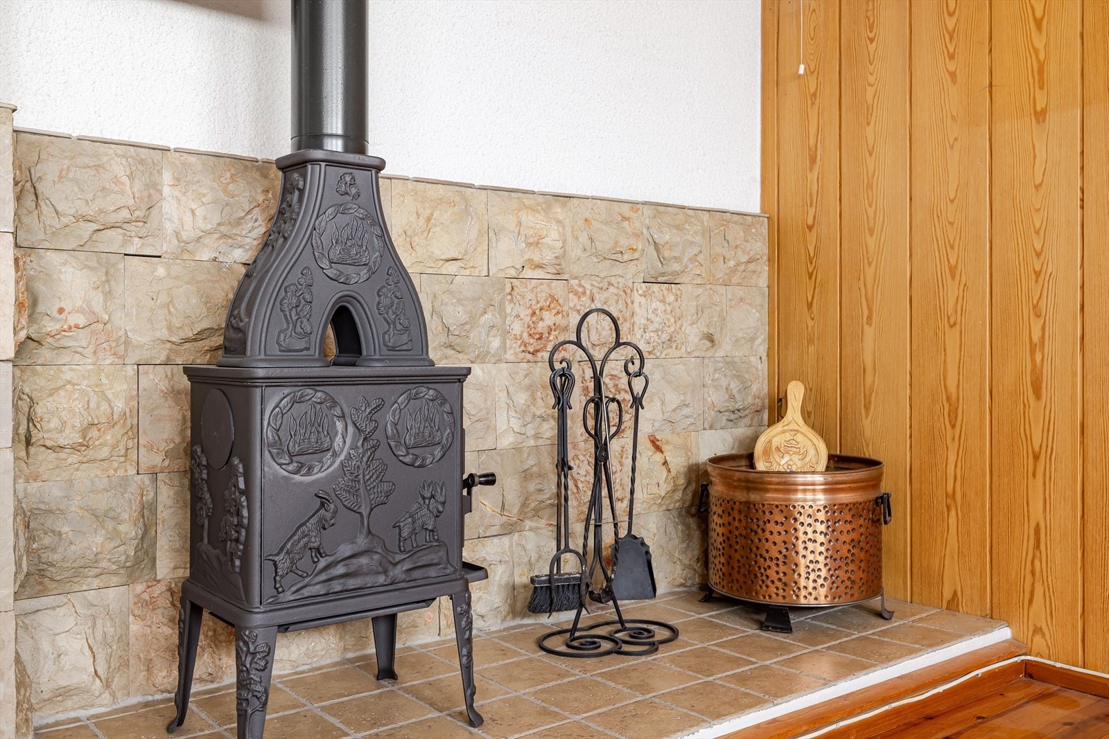 I kjellerstuen er det en sjarmerende eldre vedovn med fine detaljer. Det gjøres oppmerksom på at rommet er definert som hobbyrom i byggtegninger og er derfor ikke godkjent for varig opphold. Galleribilde