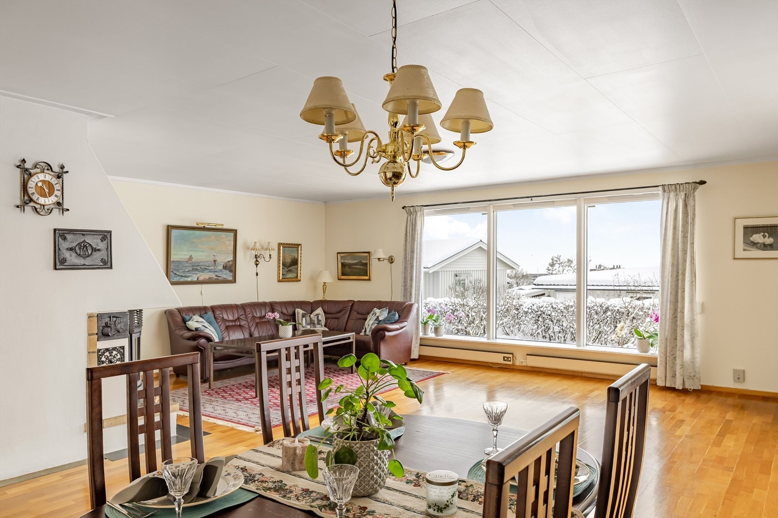 Boligen har en god planløsning med romslig stue, separat kjøkken, 4 soverom og baderom på én flate. I tillegg er kjelleren innredet med en kjellerstue, ekstra toalettrom, vaskerom, bod og uinnredet kjellerrom. Galleribilde