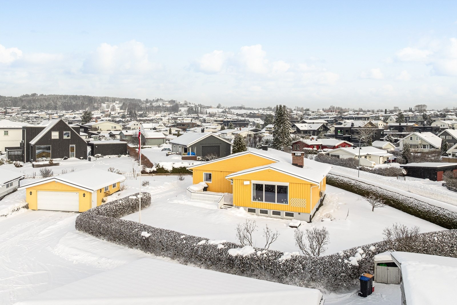 Boligen ligger i et veletablert og populært boligområde på Hamar vest. Området er barnevennlig med kort avstand til flere barnehager og flere skoler i alle alderstrinn. Galleribilde