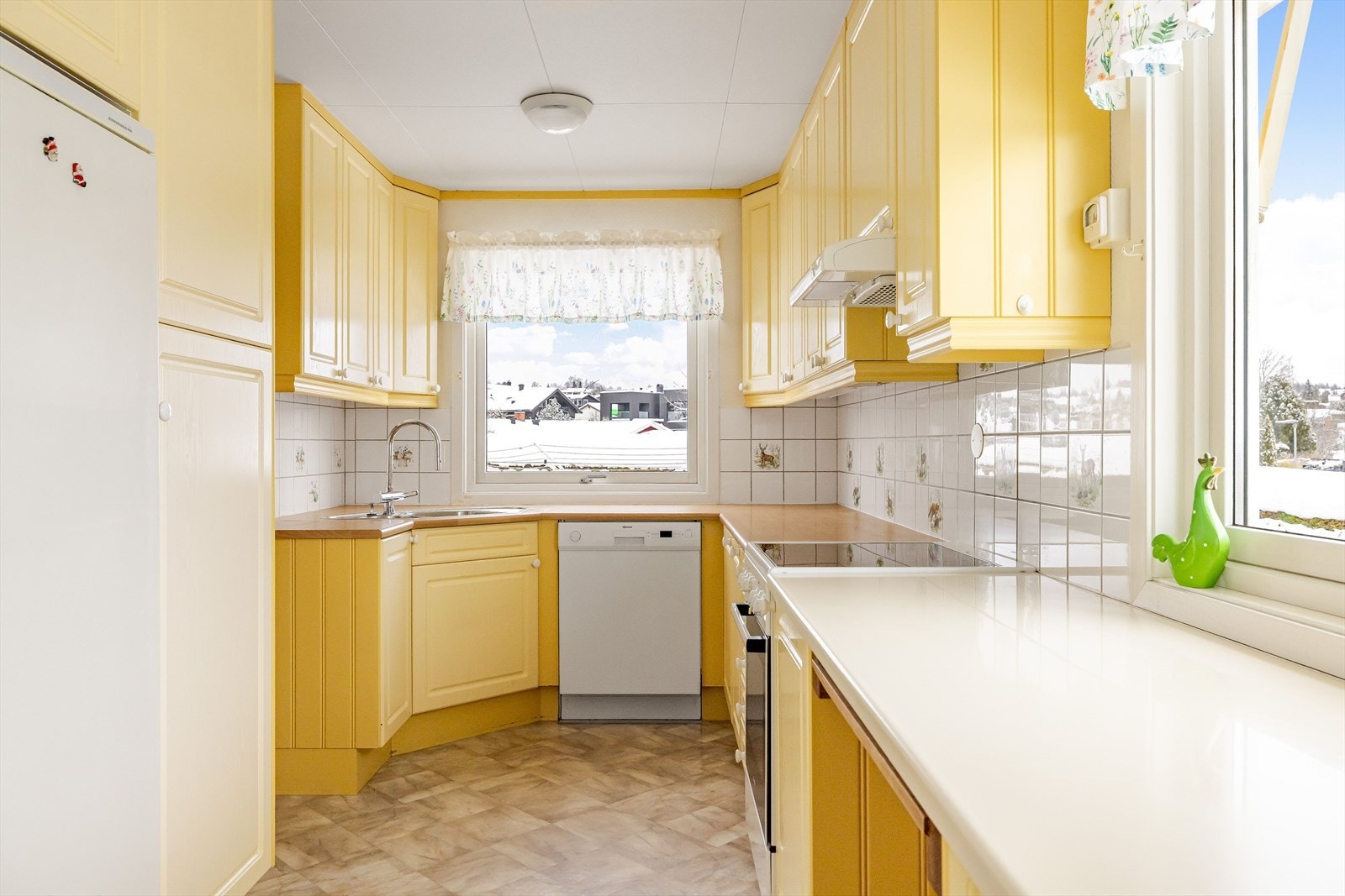 Velholdt kjøkkeninnredning med god skap- og benkeplass. Innredningen har profilerte fronter og laminert benkeplate med nedfelt oppvaskkum. Galleribilde