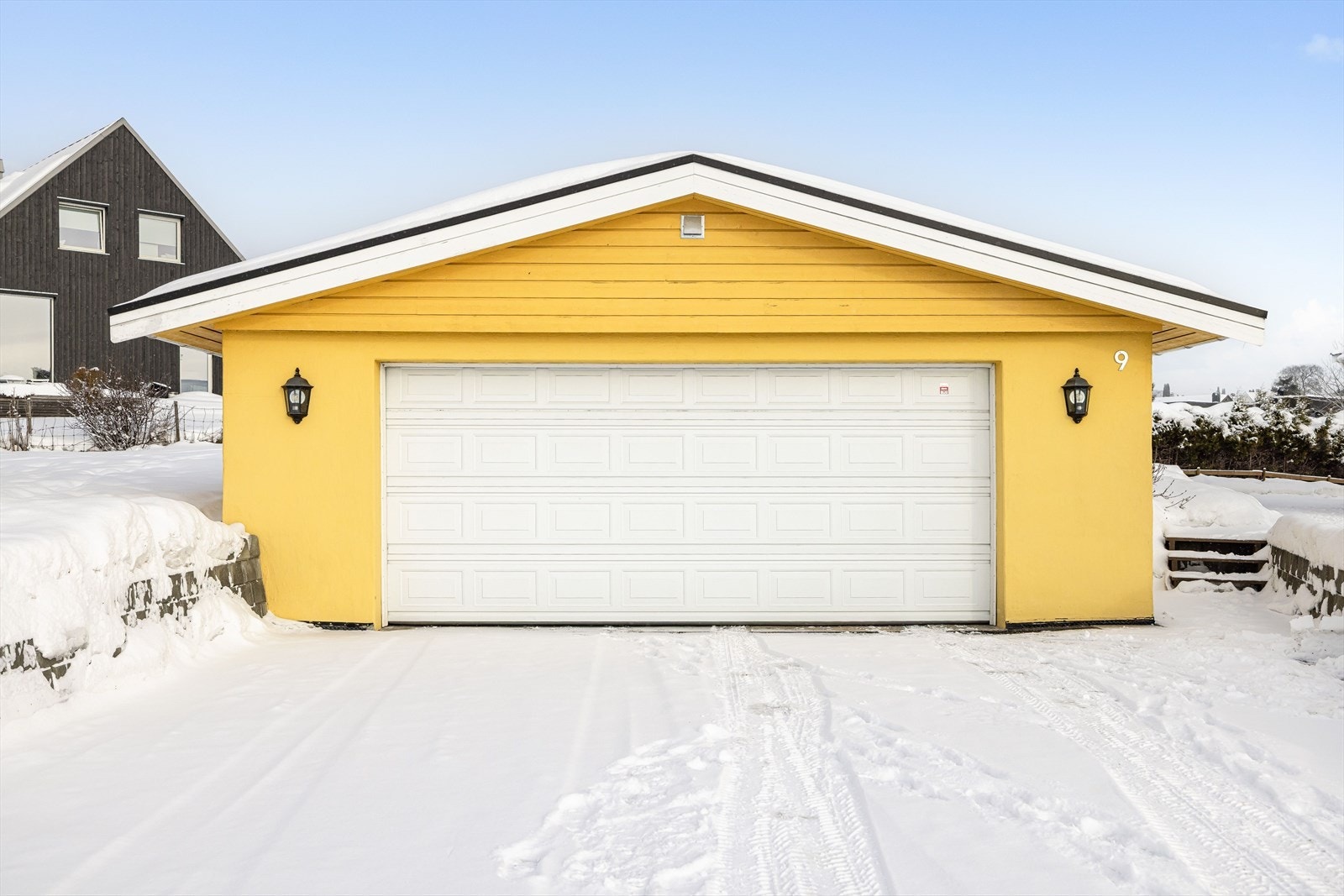 Parkering i dobbeltgarasje eller på biloppstillingsplasser på gårdsplass. Galleribilde