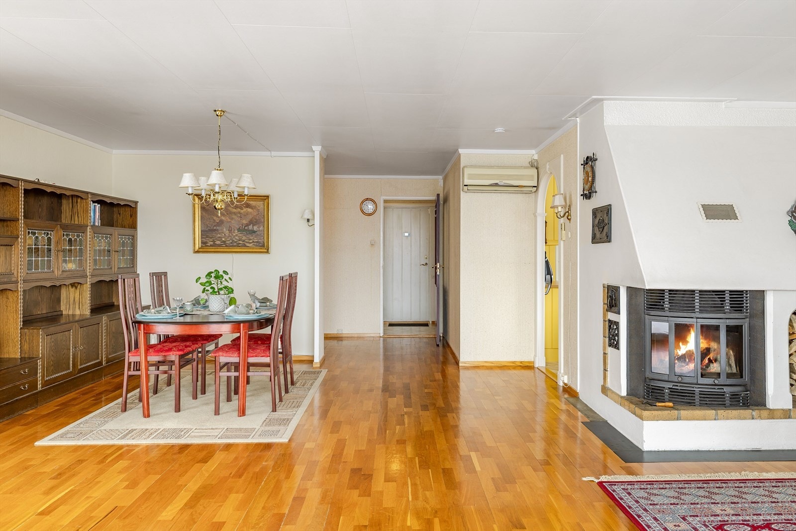 Stuen er romslig med god plass til stor sofagruppe med salongbord, spisebord og annet ønskelig møblement. Galleribilde