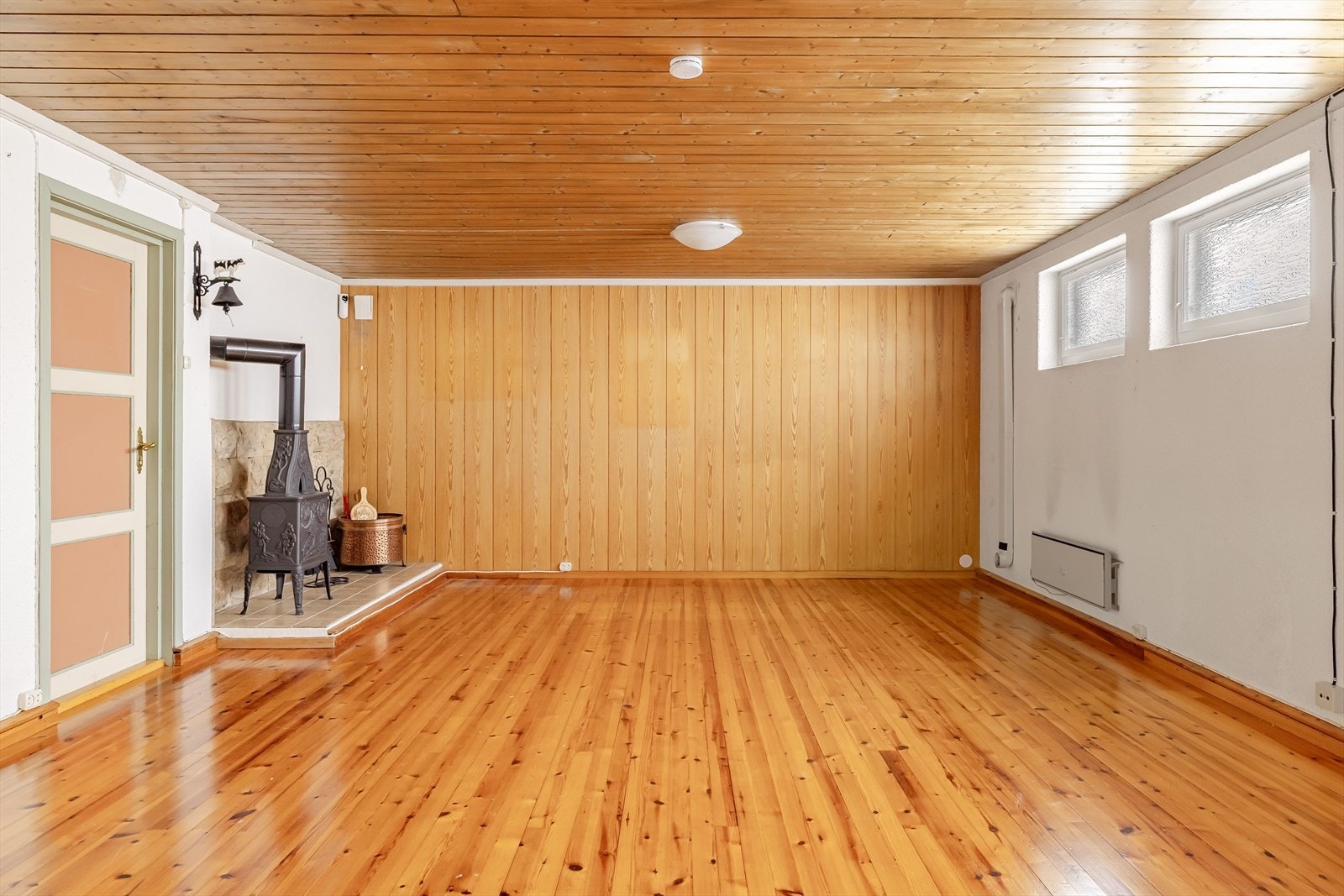 Stor, lys og koselig kjellerstue med lakkerte tregulv. Det gjøres oppmerksom på at rommet er definert som hobbyrom i byggtegninger og er derfor ikke godkjent for varig opphold. Galleribilde