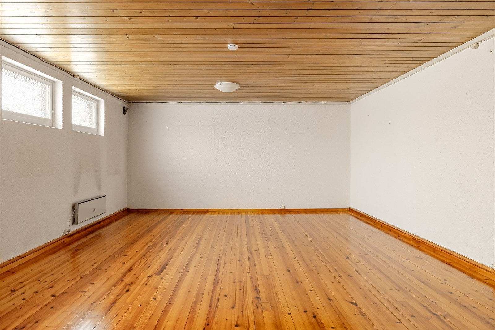 Den gode størrelsen på rommet gjør at du enkelt kan innrede etter eget ønske og behov. Det gjøres oppmerksom på at rommet er definert som hobbyrom i byggtegninger og er derfor ikke godkjent for varig opphold. Galleribilde