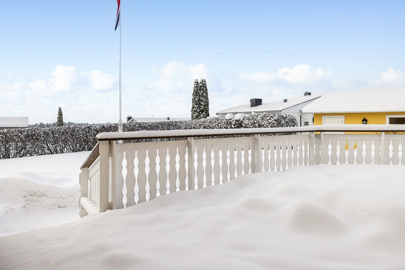 Her har du en stor og solrik sydvestvendt terrasse på ca. 26m². Terrassen som ble bygget i 2000 har terrassebord på gulv, rekkverk av tre og god plass til sittegruppe etter eget ønske. Det er også montert markise. Galleribilde