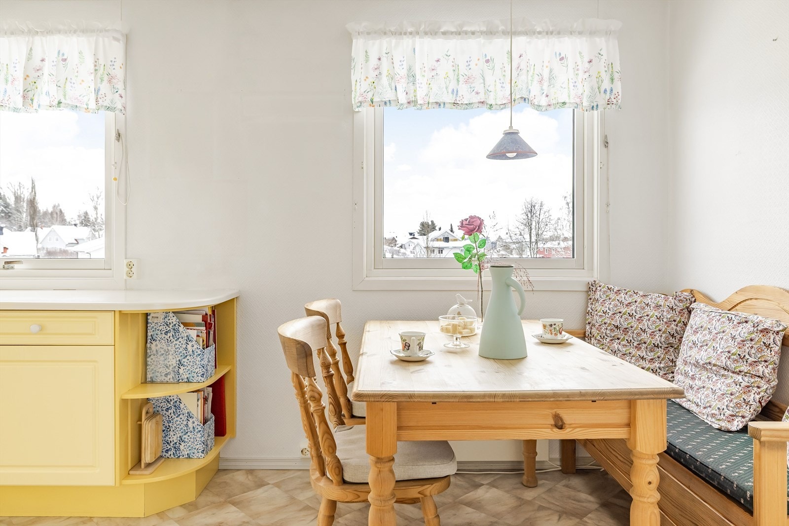 Både fra stuen og entréen er det adkomst til kjøkkenet. Galleribilde