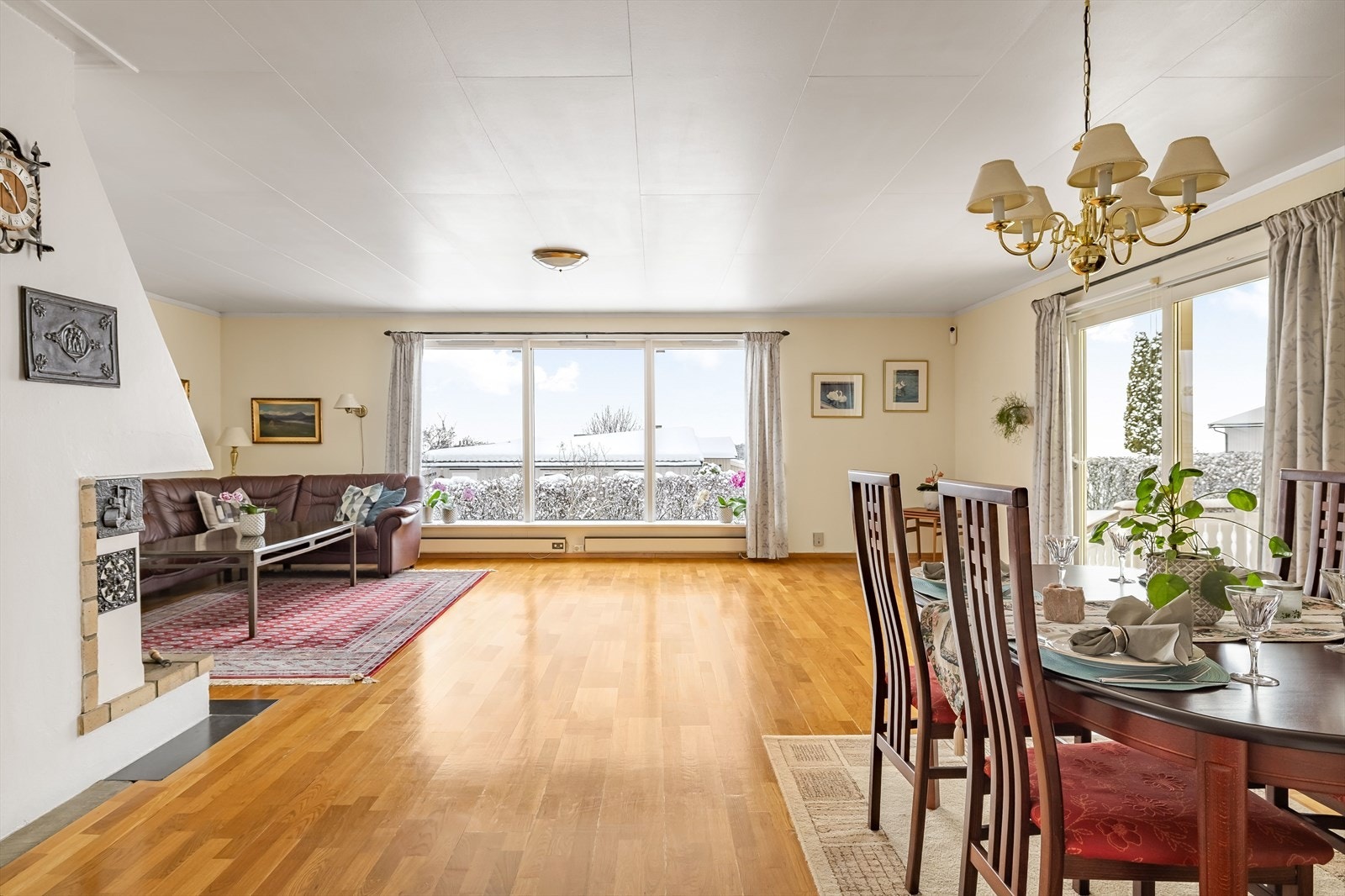 Stuen er det naturlige oppholdsrommet i boligen, og er et stort, lyst og hyggelig rom. Galleribilde