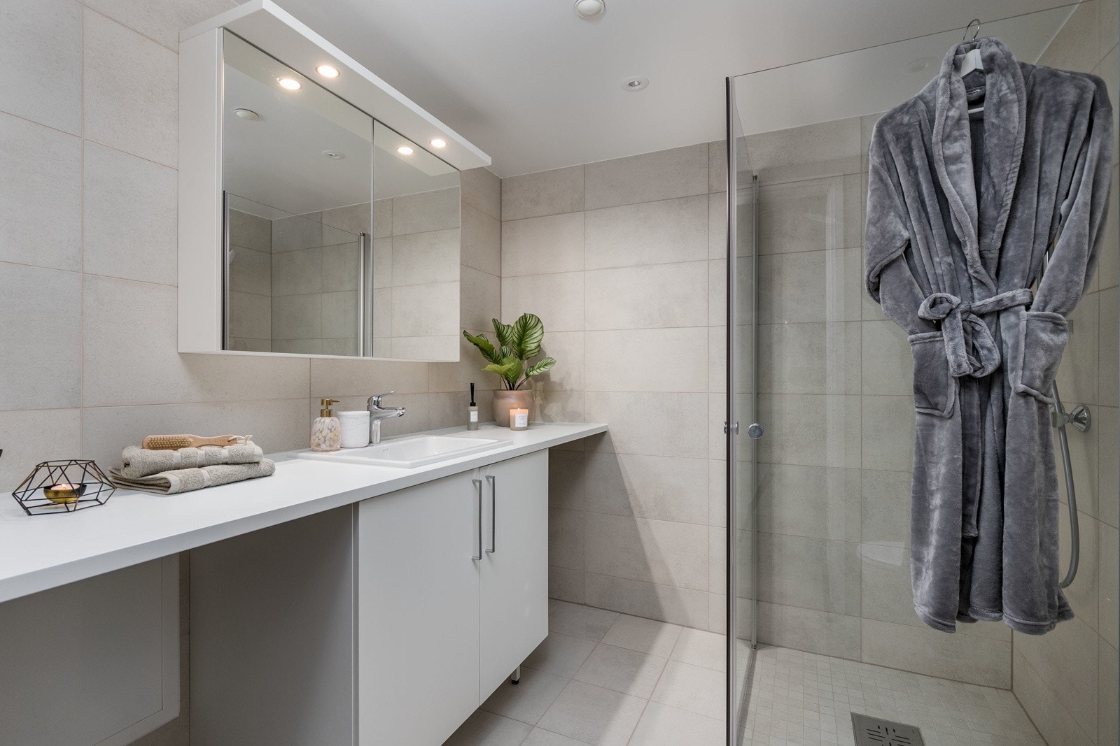 Delikat flislagt bad med alt man trenger for å få en fin start på dagen. Varmekabler i gulv. Galleribilde