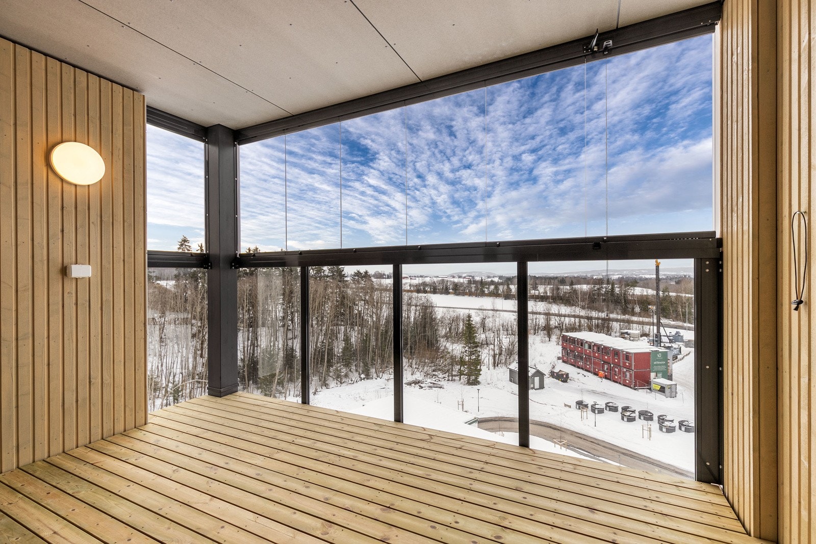 Utgang til en sydvestvendt innglasset balkong på 8 kvm Galleribilde