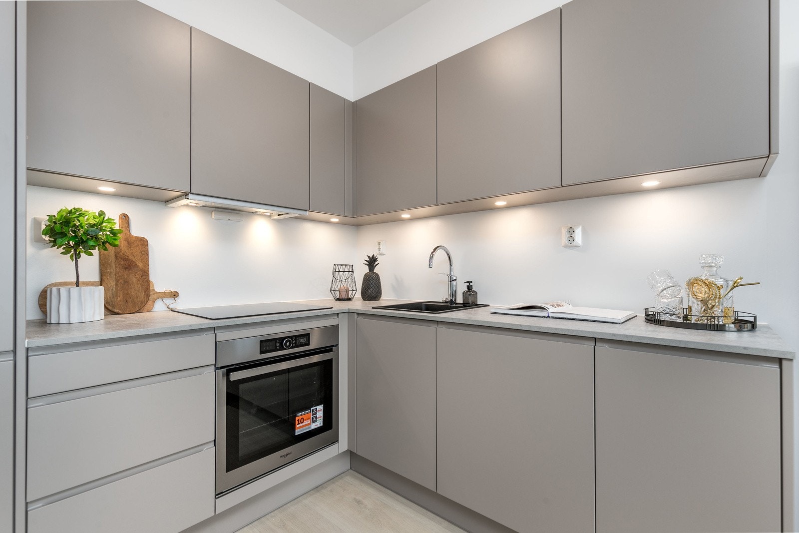 Kjøkkenet har integrert kjøl/frys, ovn, steketopp, oppvaskmaskin og uttrekkbar vifte. Belysning under skapinnredning Galleribilde