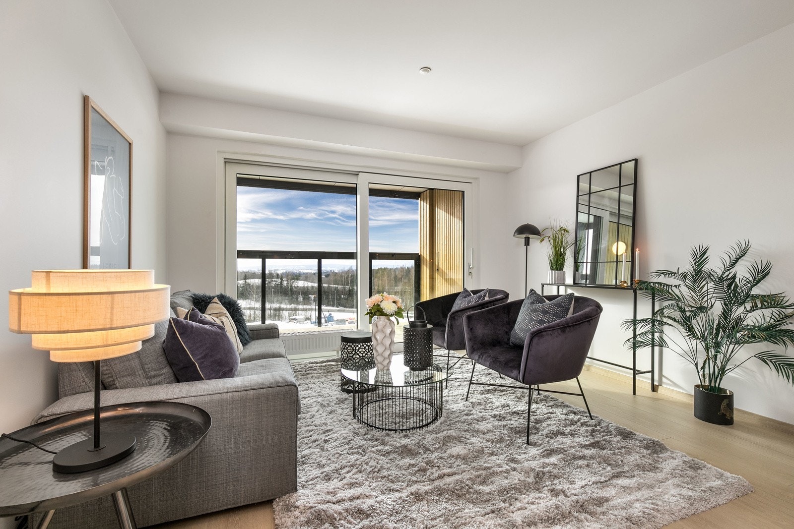 Leiligheten har en lys og innbydende planløsning, med store vinduer Galleribilde