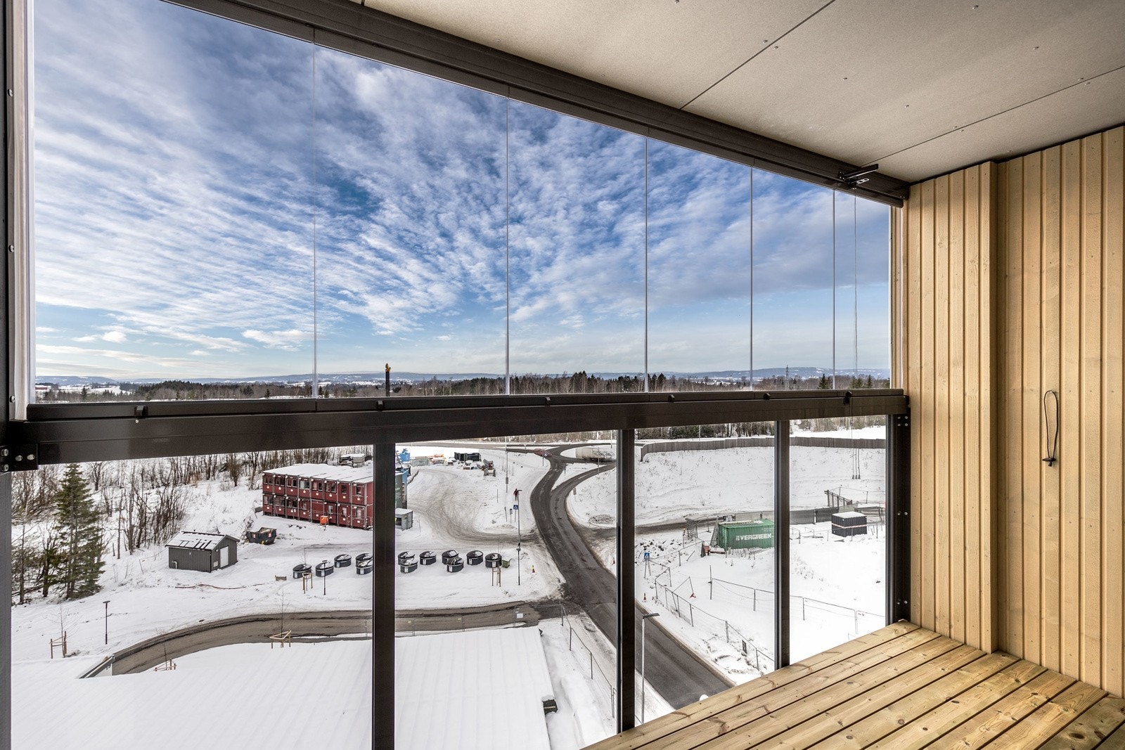 Utgang til en sydvestvendt innglasset balkong på 8 kvm Galleribilde