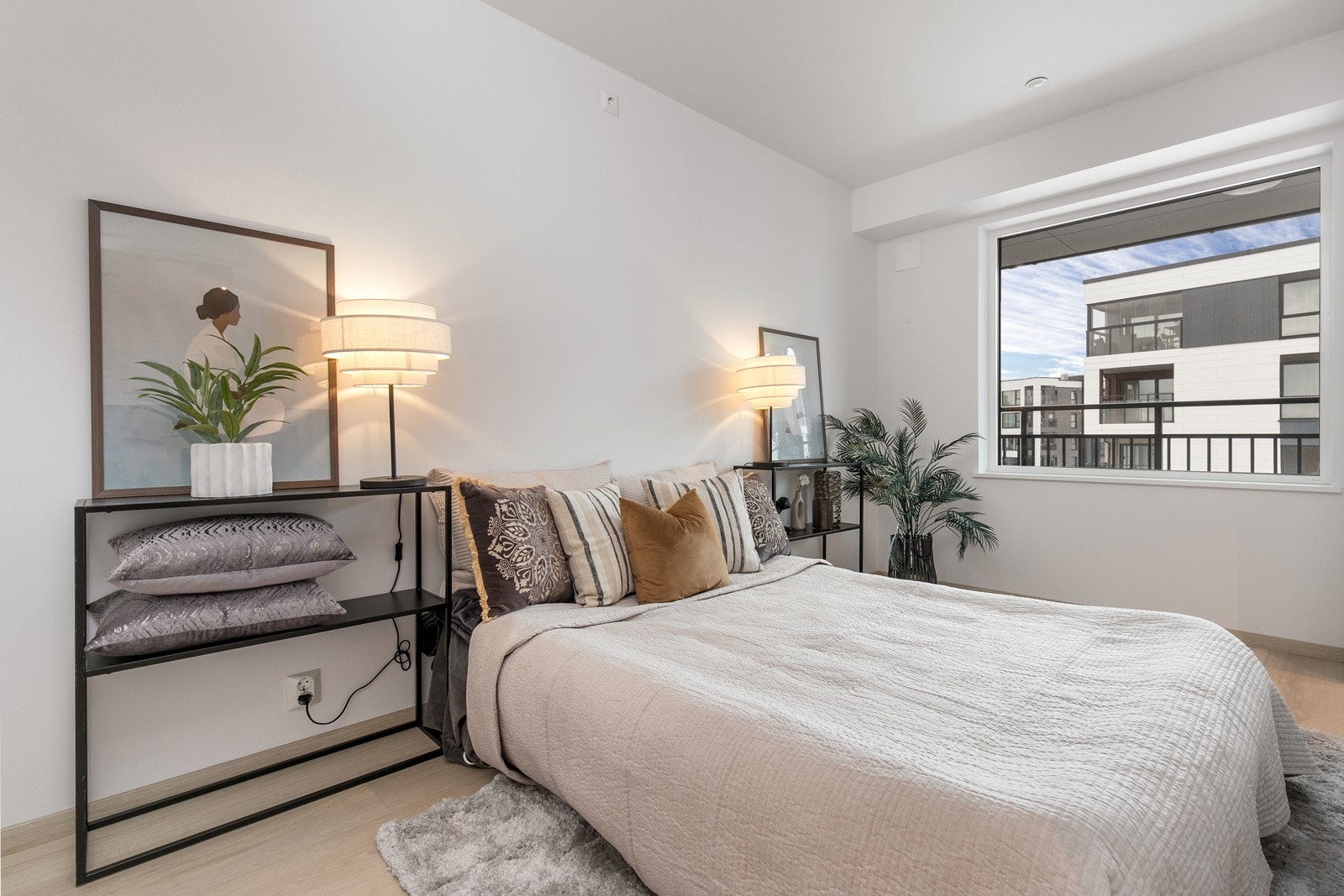 Hovedsoverommet har god plass til en dobbeltseng med tilhørende nattbord Galleribilde