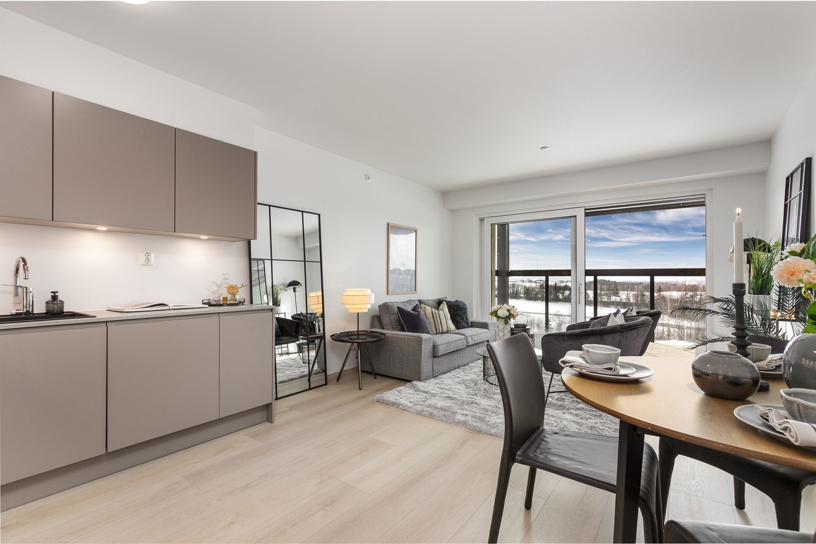 De store vinduene sørger for rikelig med innslipp av naturlig lys og flott utsyn Galleribilde