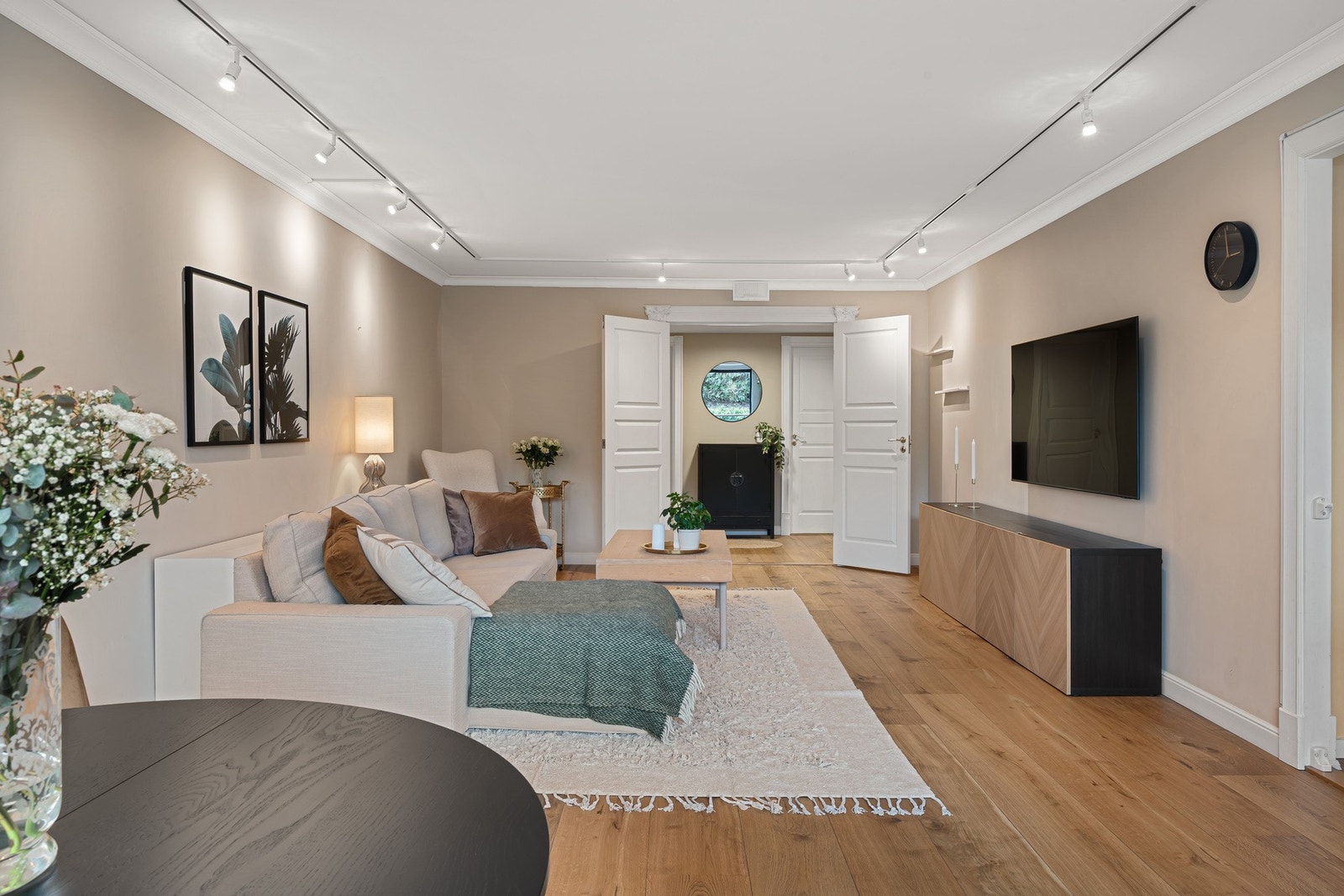 Stuen er godt belyst og preget av lune, innbydende farger som skaper en varm og behagelig atmosfære. Galleribilde