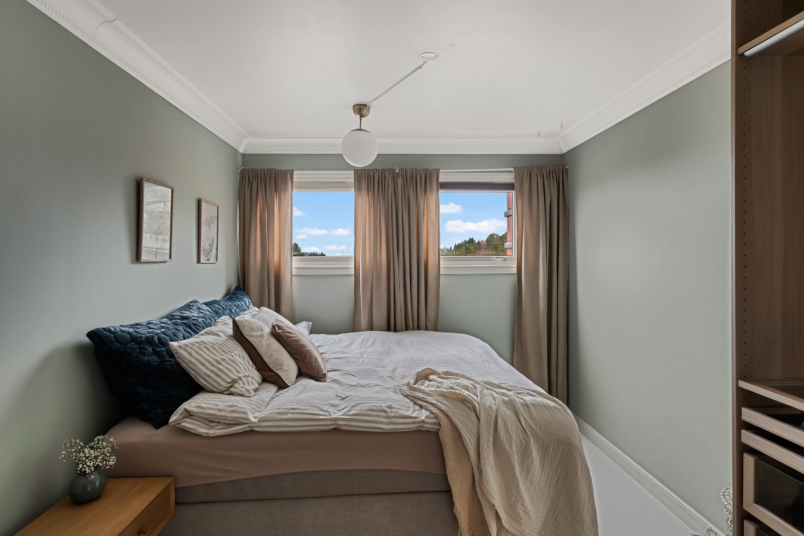 Rommet er lyst og luftig, malt i stilrene farger. Galleribilde