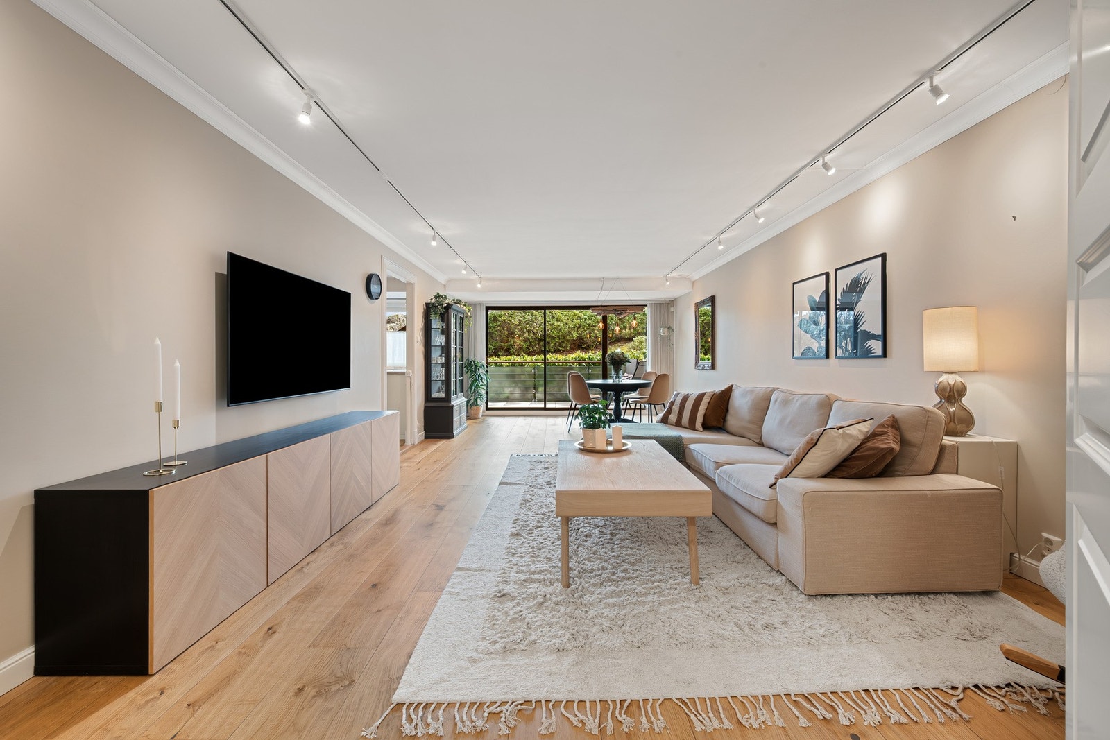 Stuen er lys og luftig, med et areal på 34,3 m². Galleribilde