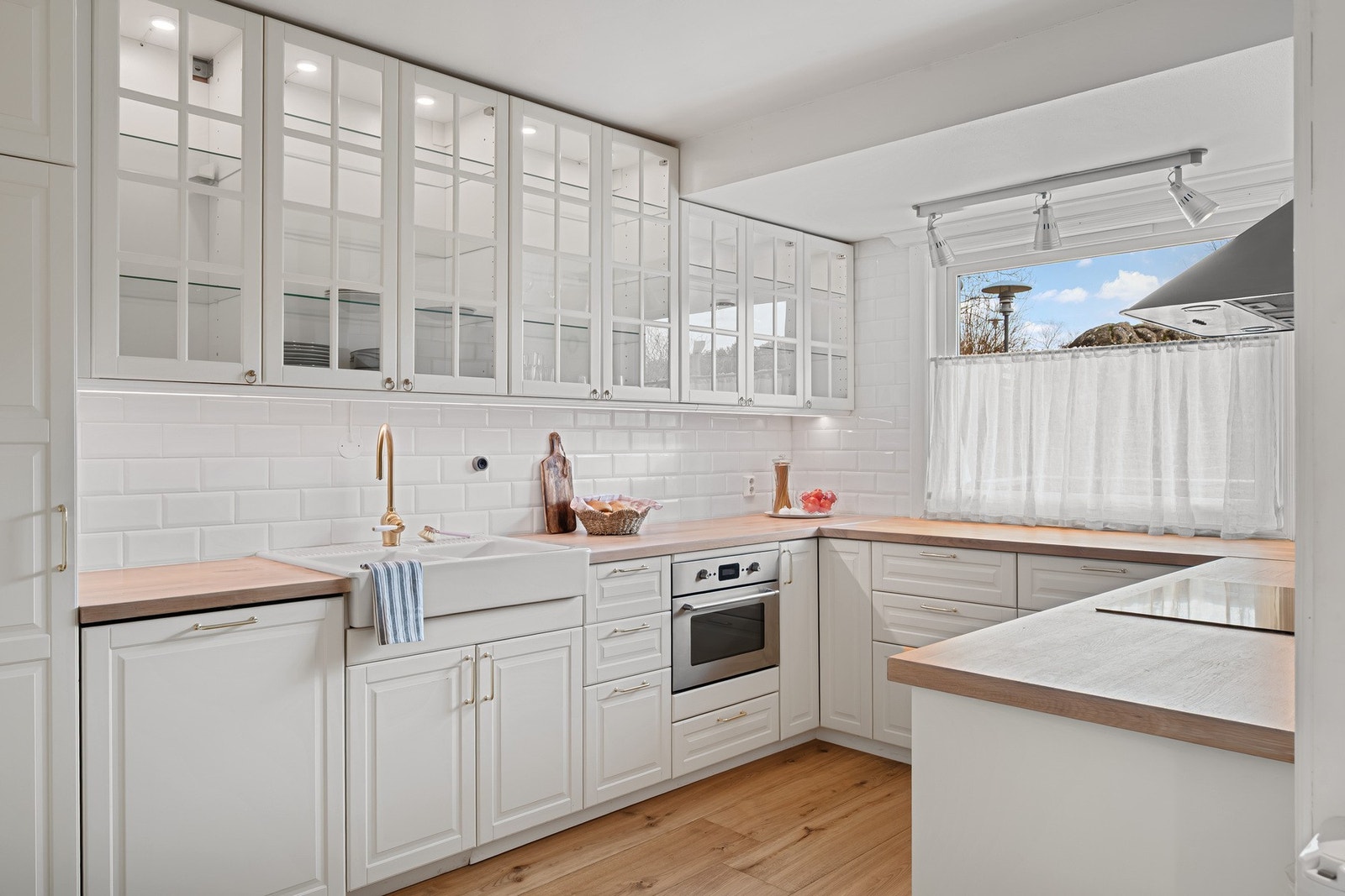 Leiligheten har et romslig og innbydende kjøkken med god benkeplass og rikelig med naturlig lys. Galleribilde