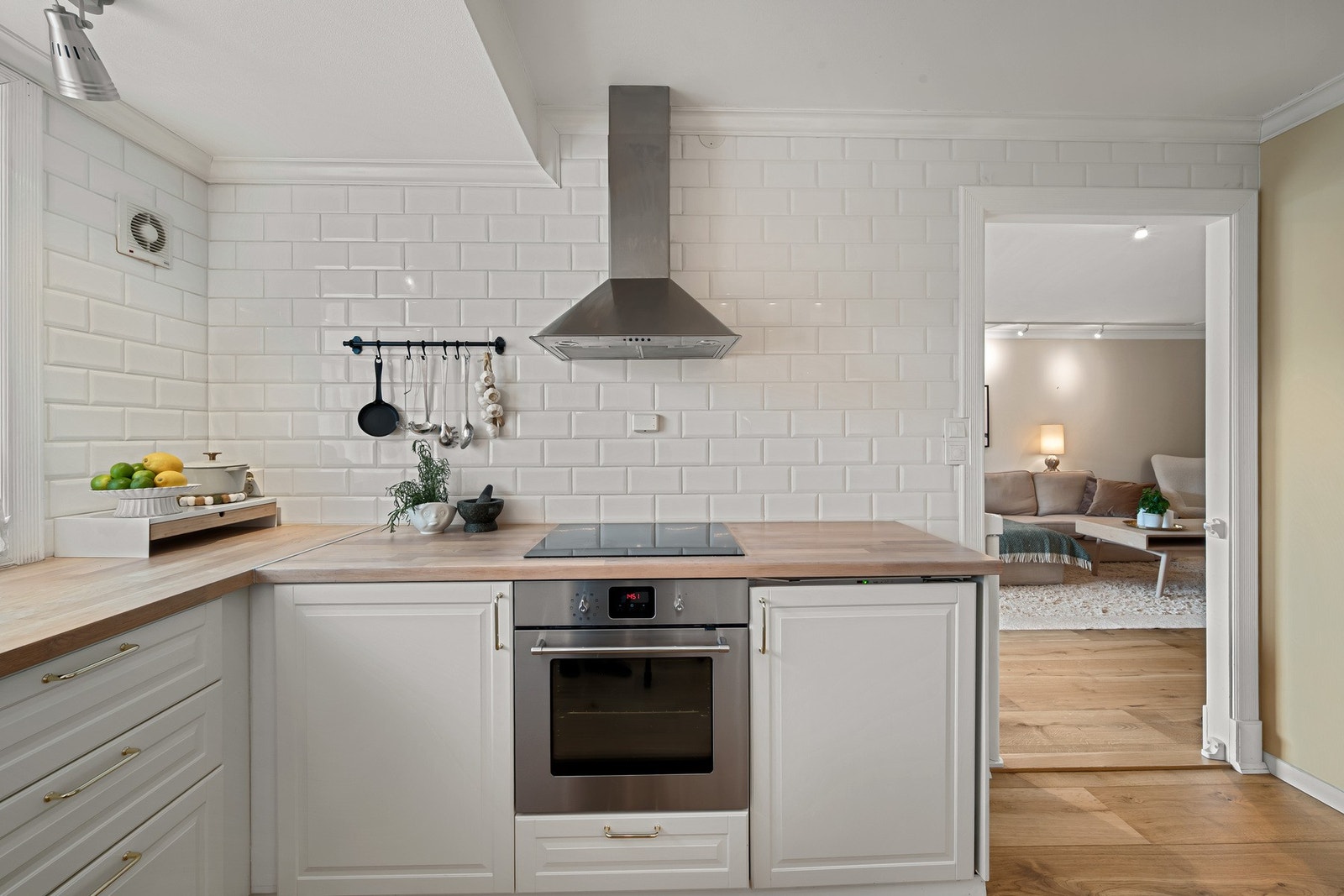 Overskap med glassfronter. Galleribilde