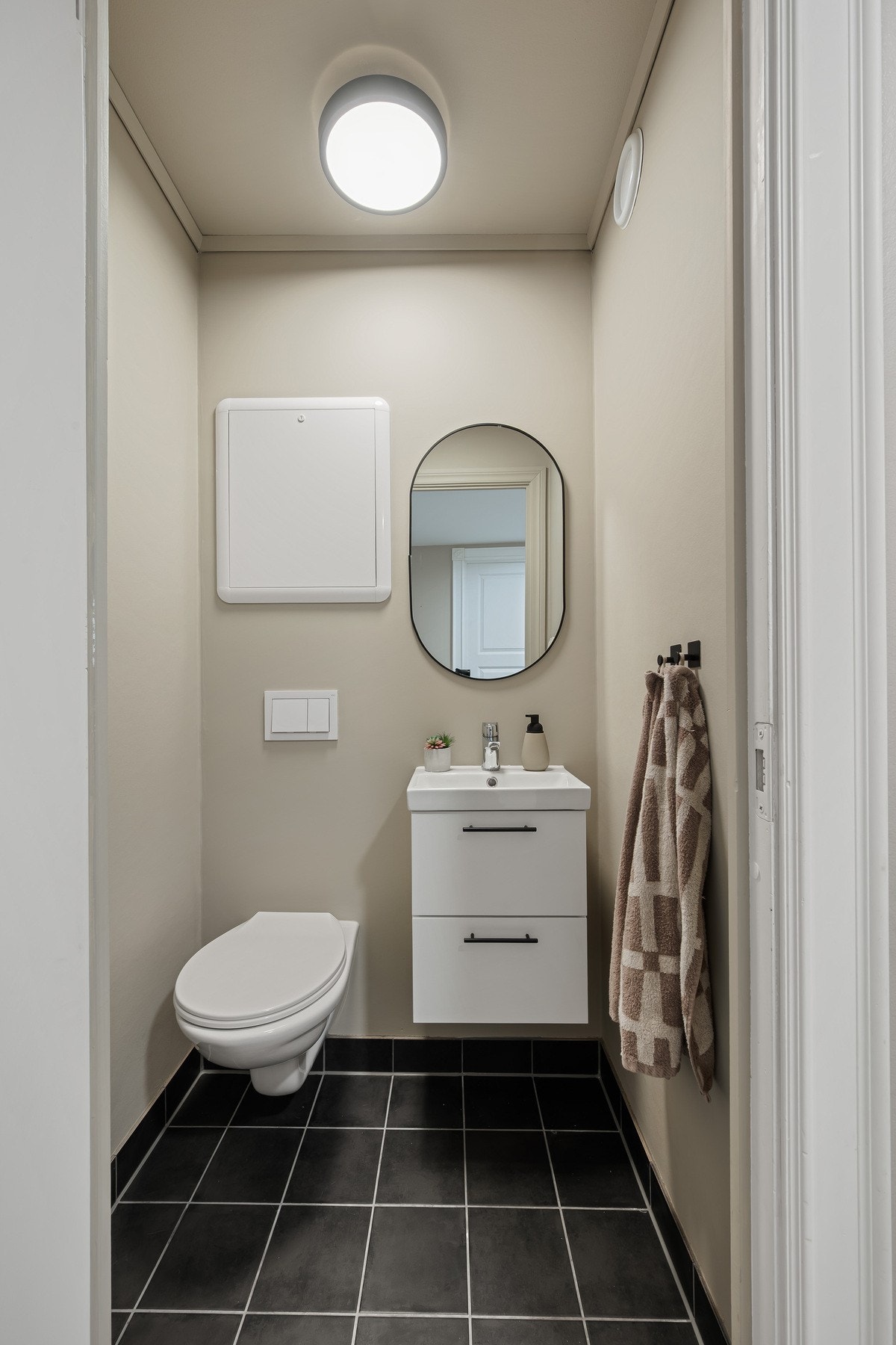 Fra gangen har en tilgang på et toalett på 1,1m². Toalettrommet ble oppgradert i regi av borettslaget i 2023. Galleribilde