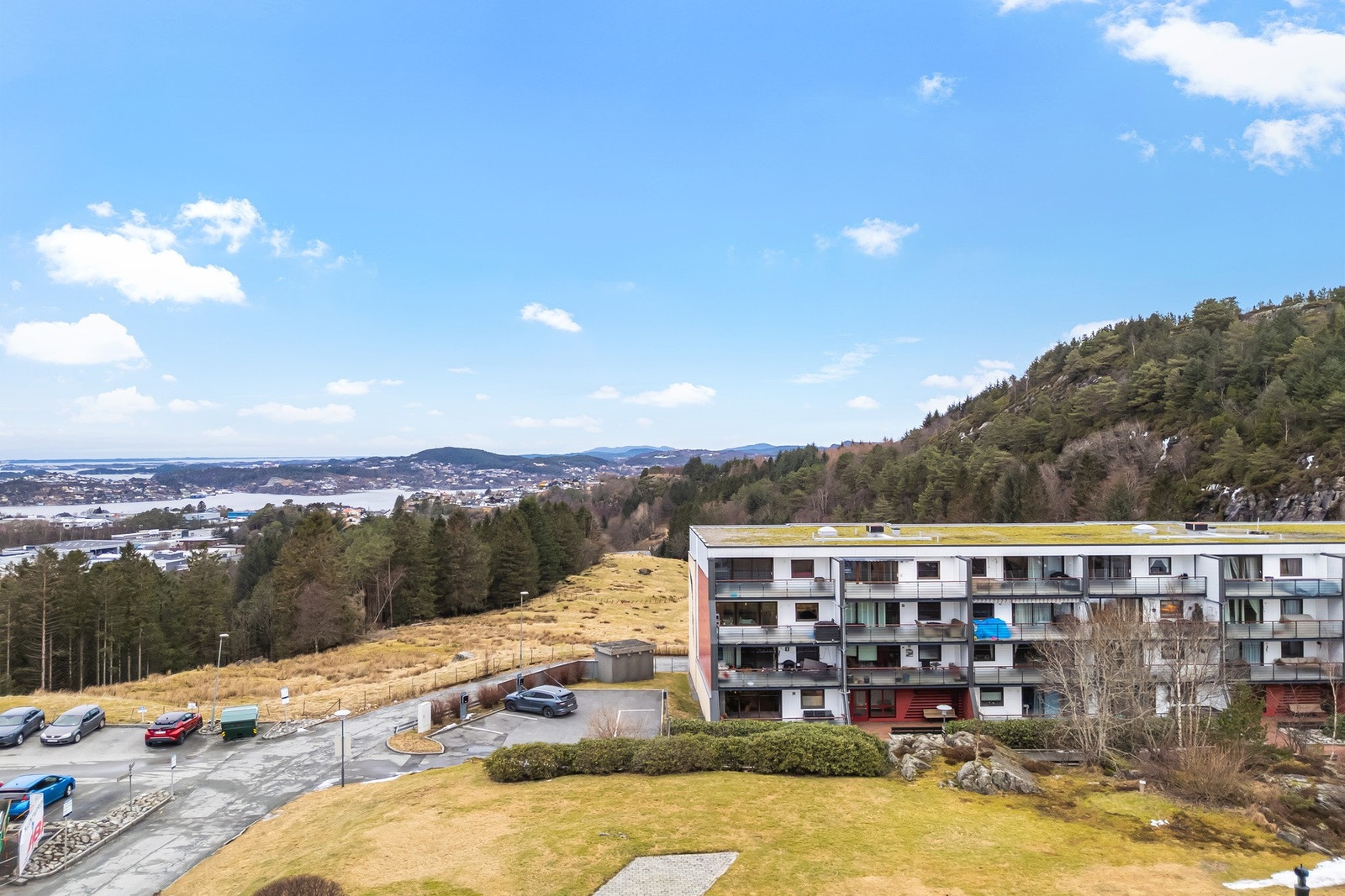 Nærbutikk og busstopp i umiddelbar nærhet. Galleribilde