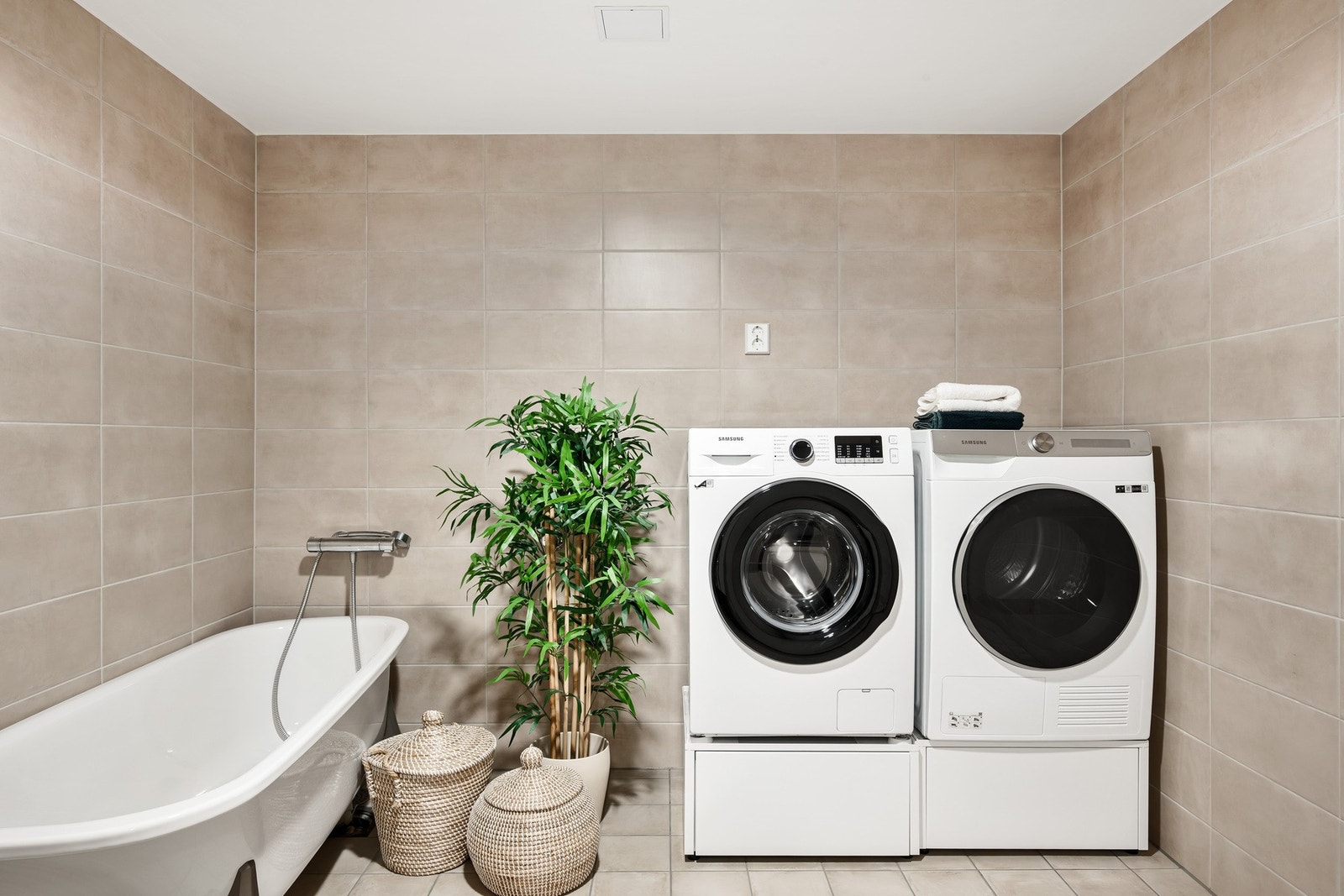 badet måler 9,6m, er helfliset og har varmekabler i gulvet. Galleribilde