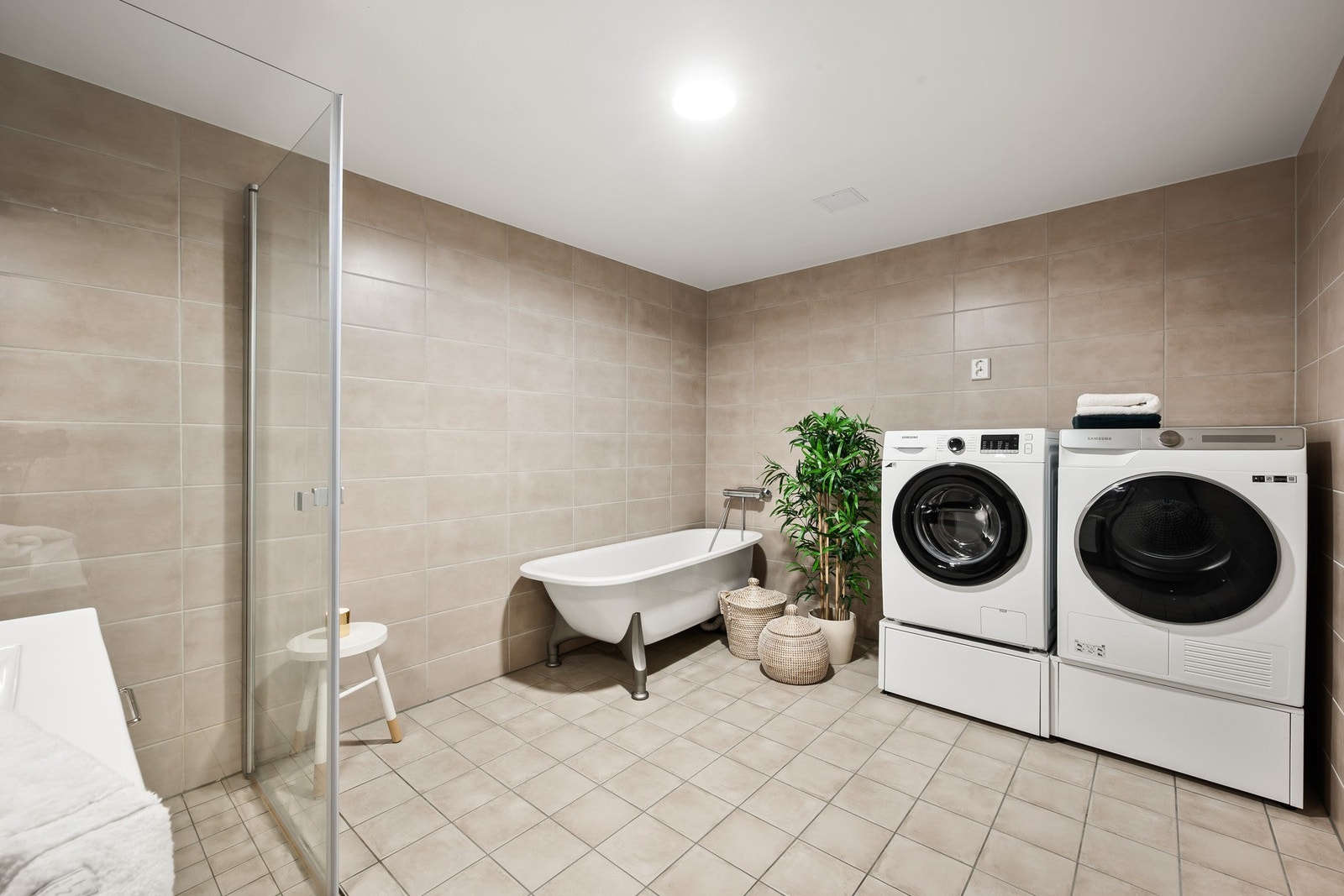 Det er god plass til vaskemaskin og tørketrommel på badet. Galleribilde