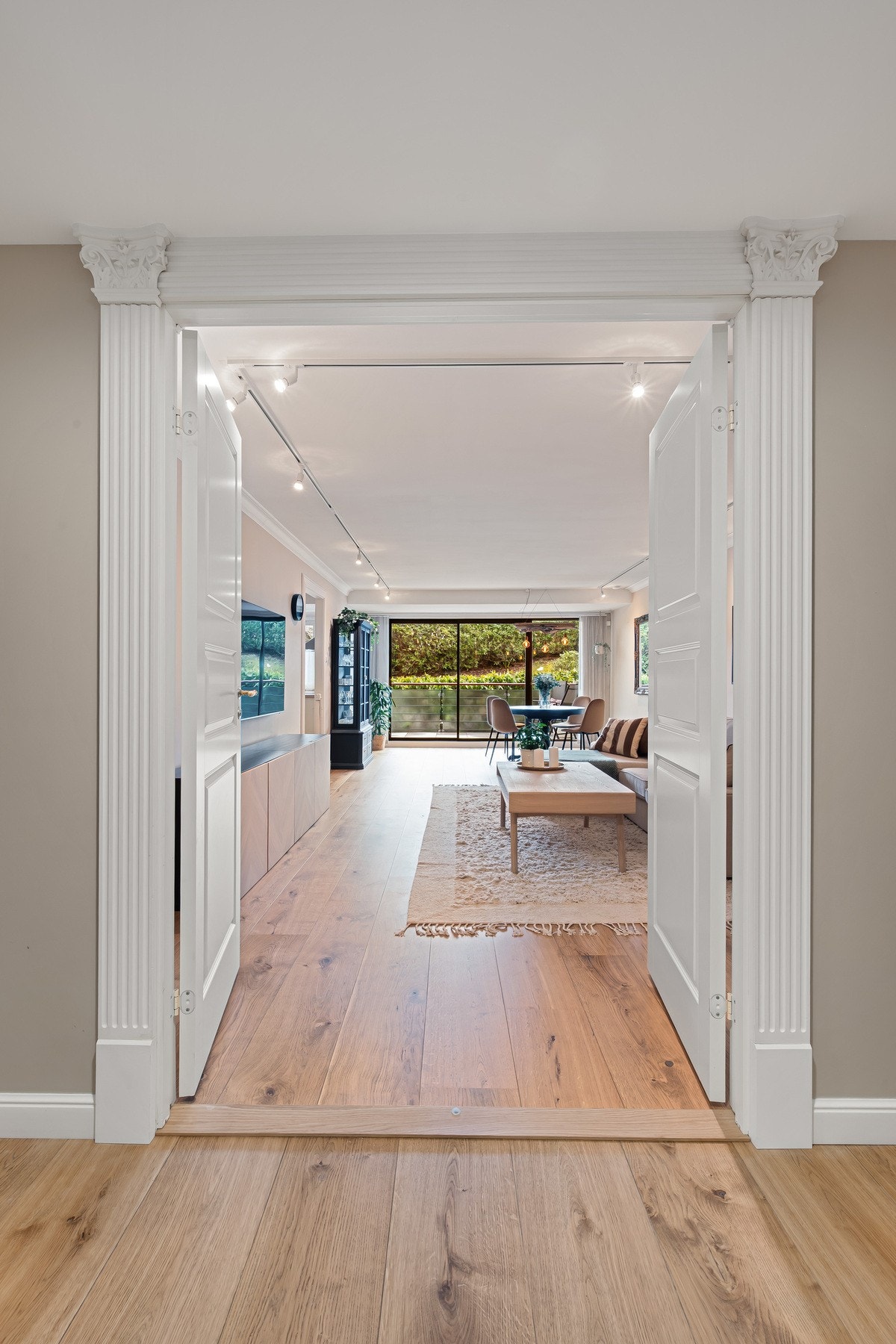 Døren til stuen har en nydelig stukatur som fremhever rommet. Galleribilde