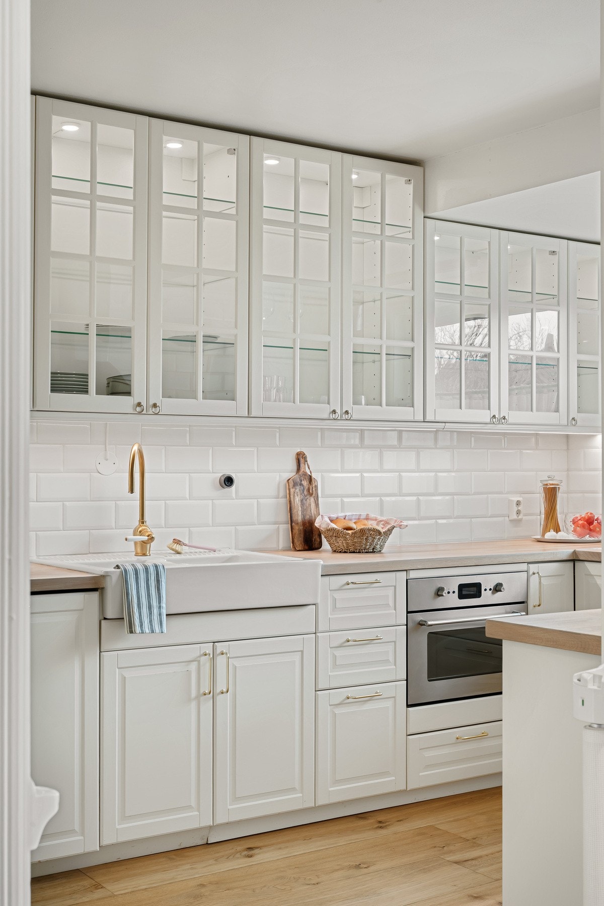 Kjøkkenet har rikelig med skap- og benkeplass, som gir god oppbevaring for både matvarer og kjøkkenutstyr. Galleribilde