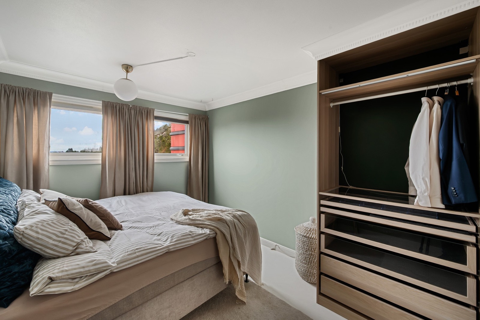 Her er det god plass til dobbeltseng, garderobe og ønskelig møblement. Galleribilde