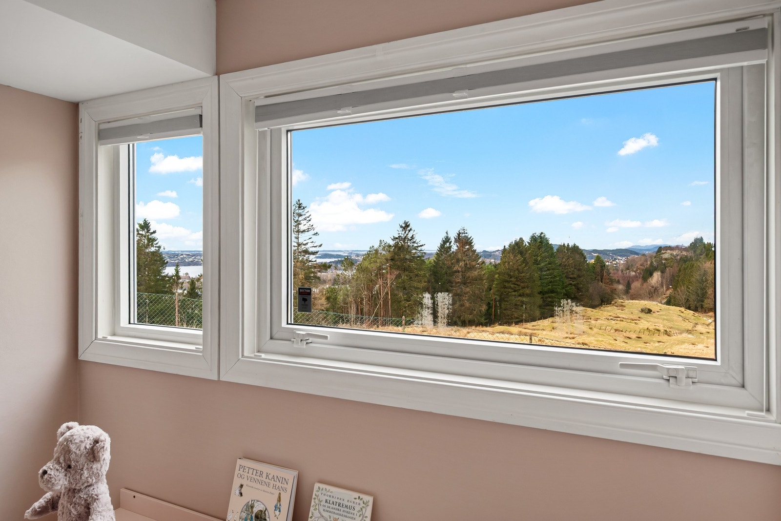 Fra soveromsvinduet kan du nyte utsikt mot grønne områder. Galleribilde