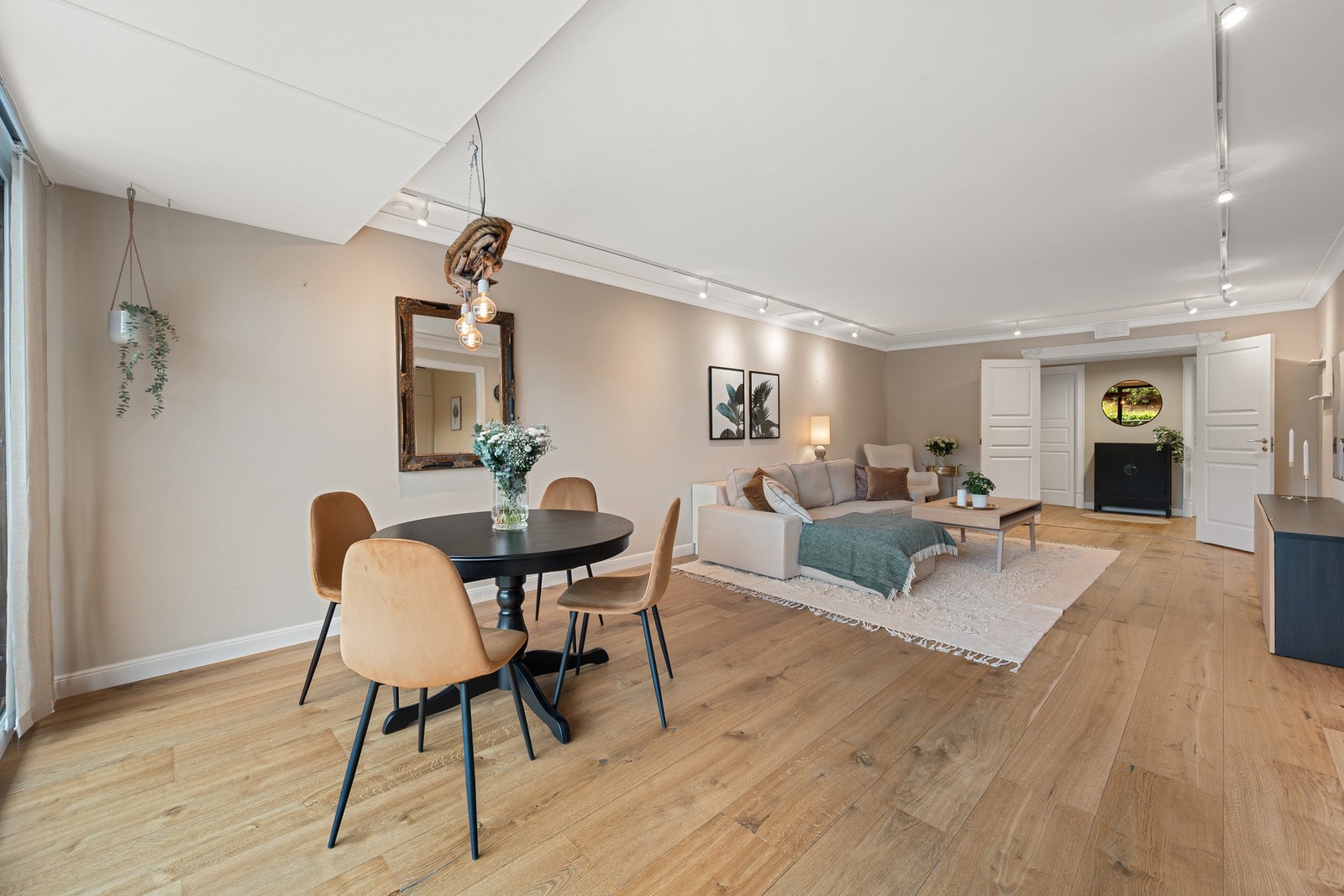 Stuen har en praktisk utforming, med god plass til å innrede med sofaseksjon og spisebord. Galleribilde