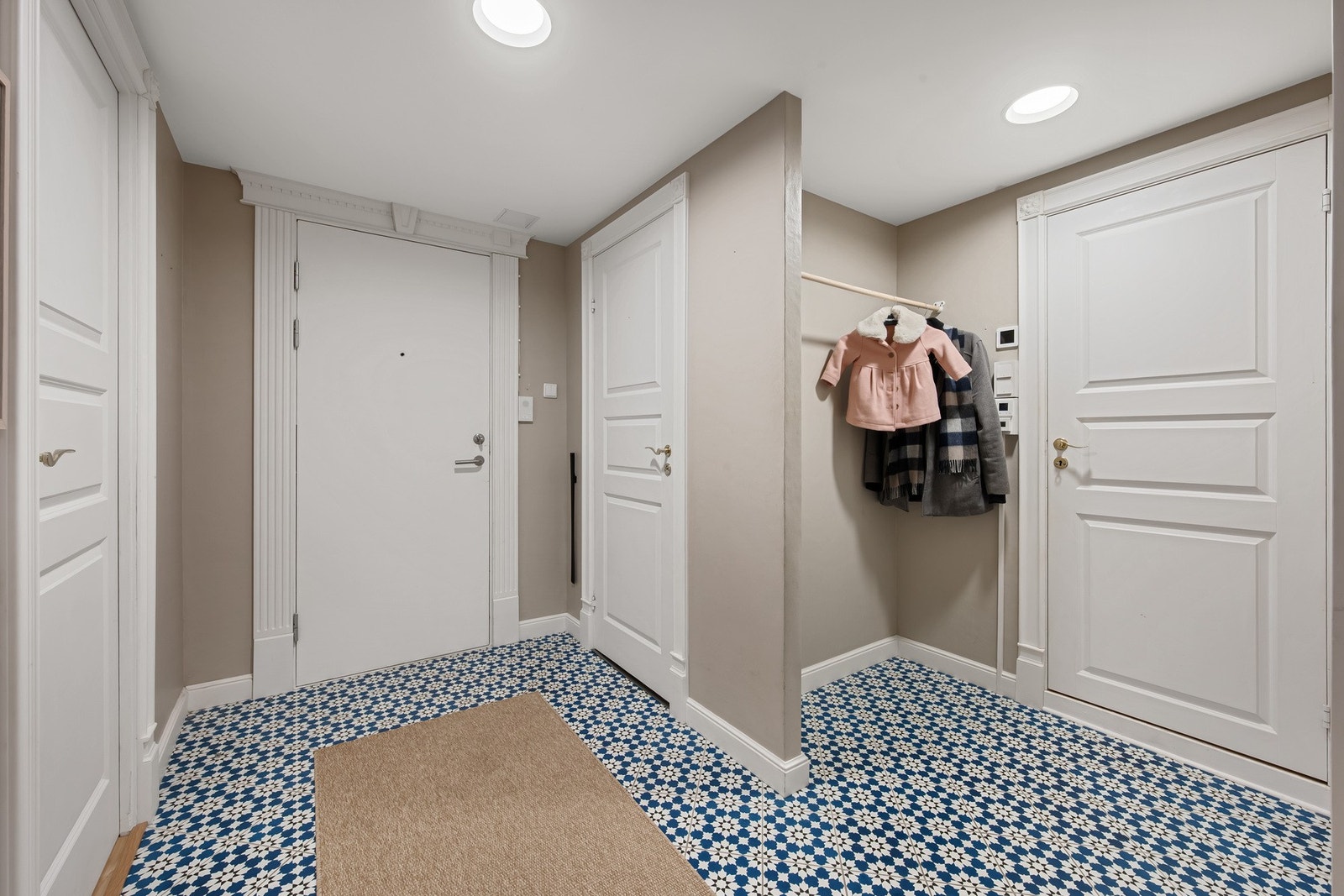 Det første som møter deg er en innbydende entré på 6,3m² med plass til å henge fra seg sko og yttertøy. Galleribilde