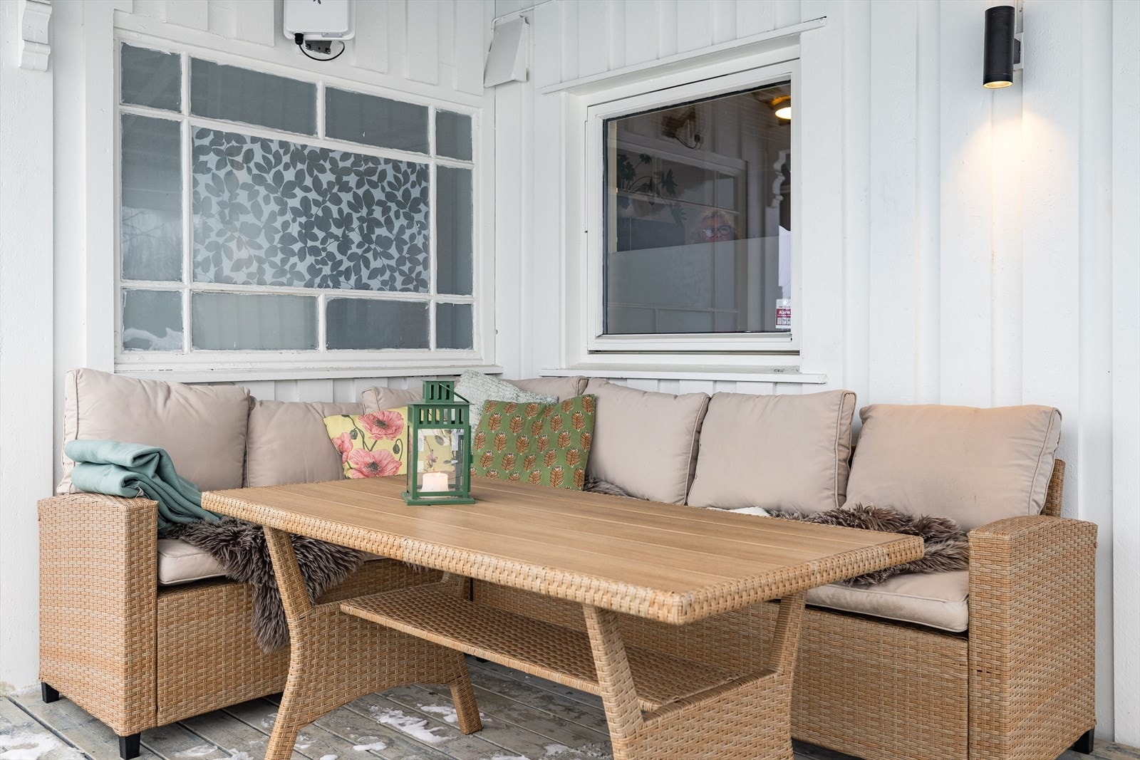 Fra stua er det utgang til terrasse. Terrassen er delvis overbygd. Galleribilde