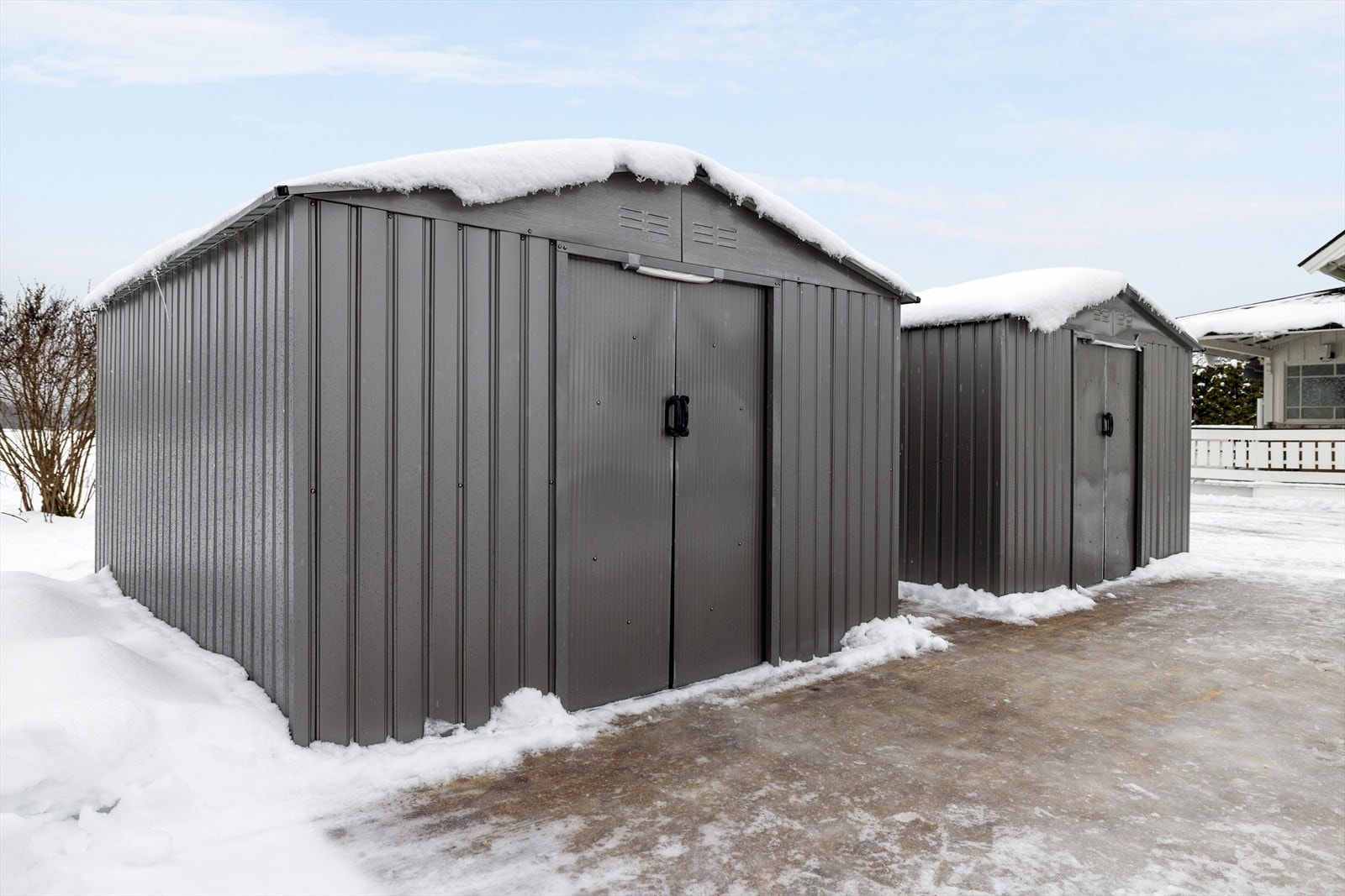 Ute er det satt opp to boder på ca. 8 m² hver. Galleribilde