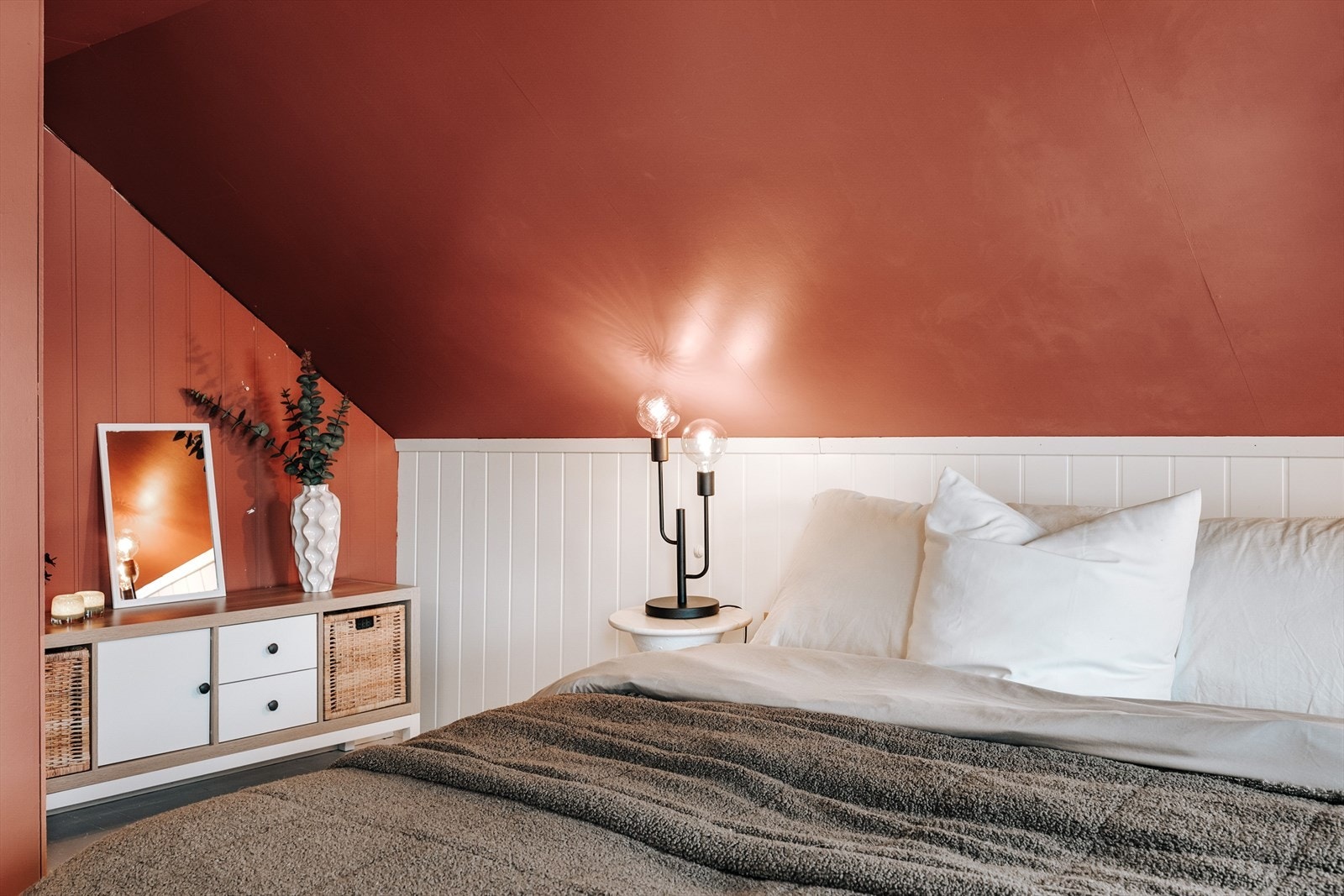 Også dette rommet er av god størrelse med plass til både seng, nattbord og andre ønskelige møbler. Galleribilde