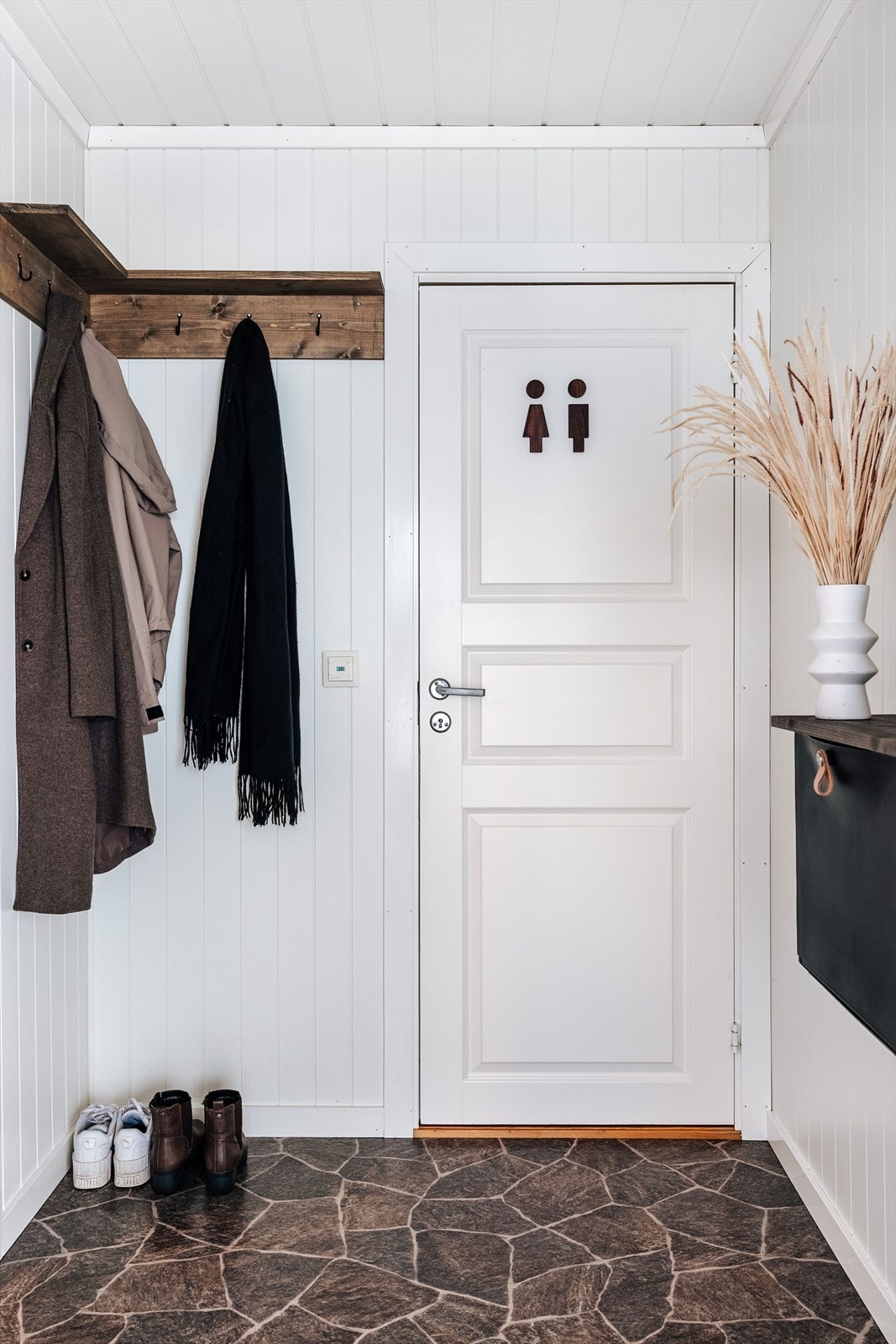 I entréen er det plass til sko og yttertøy. Galleribilde