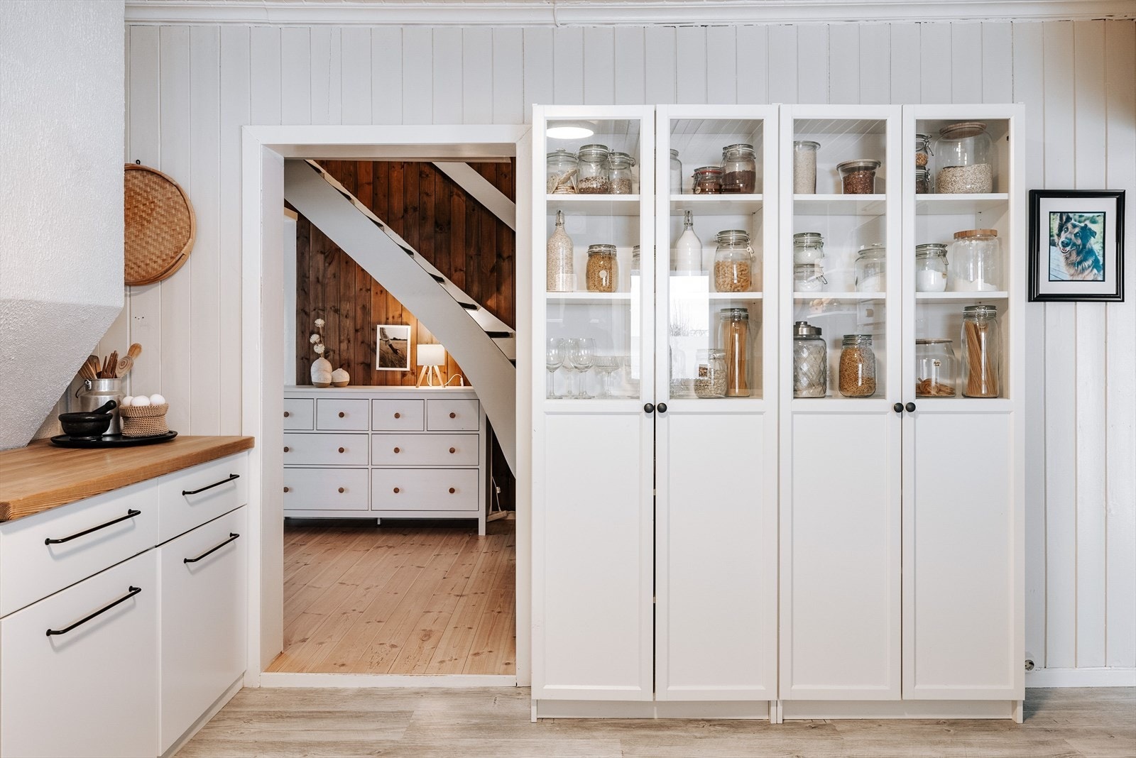 Det er adkomst til kjøkkenet fra entreen, og videre adkomst til både stue og spisestue. Galleribilde