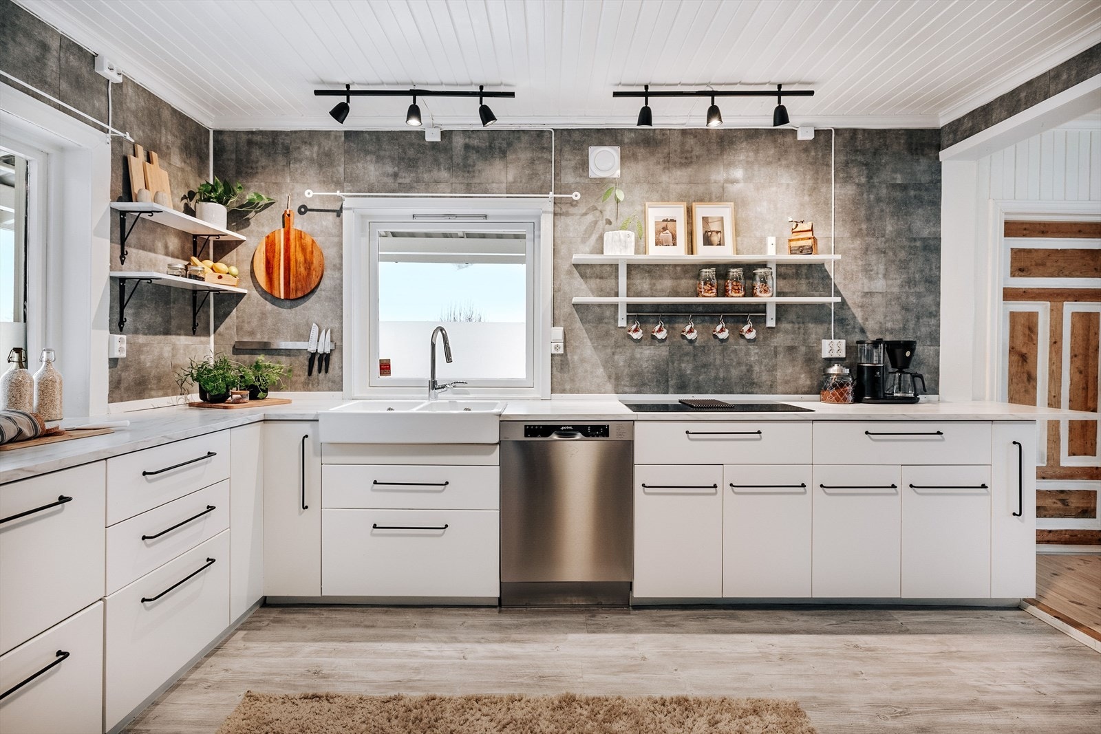 Pent og moderne kjøkken med godt med skap- og benkeplass. Galleribilde