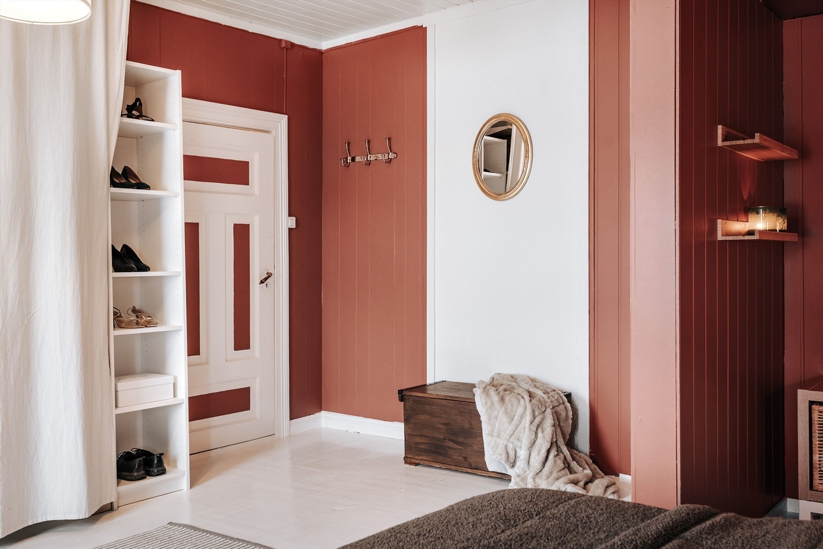 En lien skillevegg gir rommet naturlige inndelte soner. Galleribilde