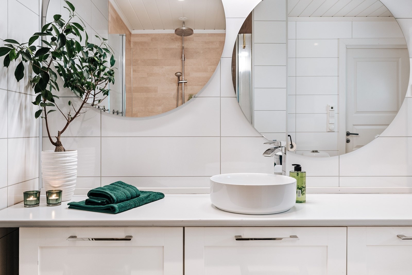 Lyst bad med baderomsplater og våtromstapet på veggene og belegg på gulvet. I gulvet er det elektriske varmekabler. Galleribilde