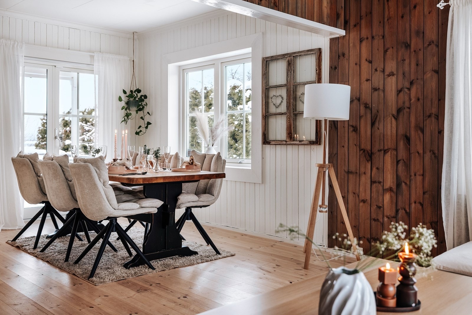 Delen hvor spisestua er plassert har malt panel på veggene og gir en fin kontrast til den beisede i stuedelen. Galleribilde