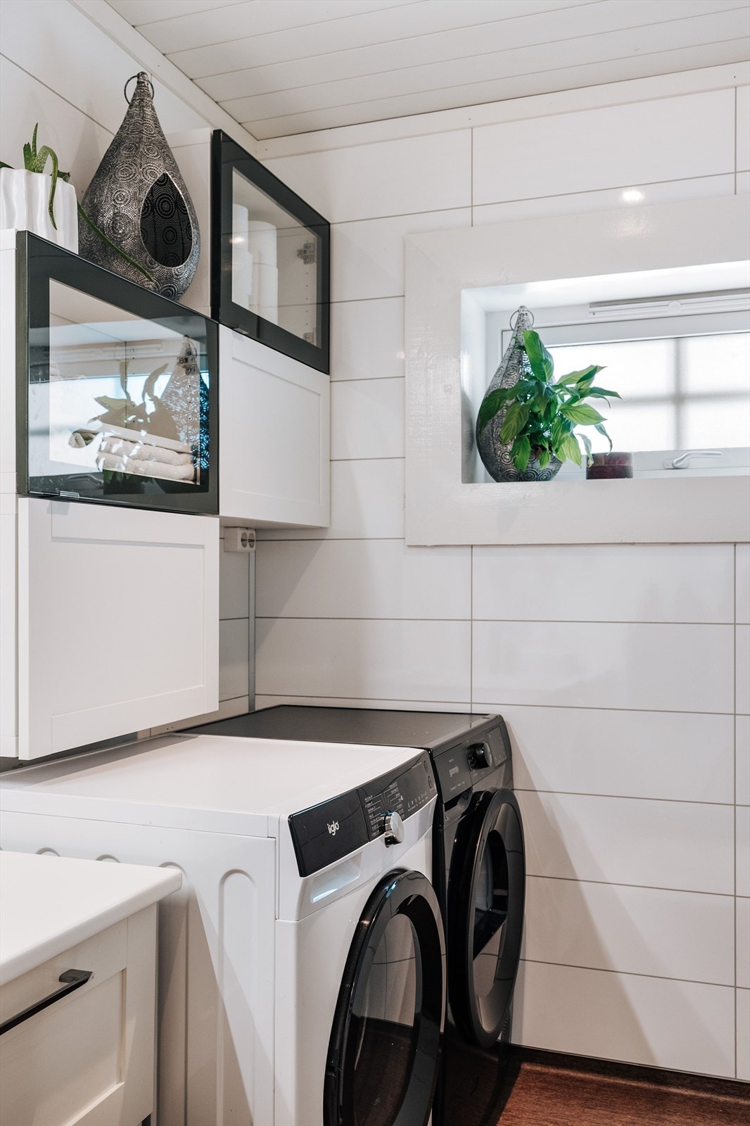 På badet er det plass og opplegg for vaskemaskin og tørketrommel. Praktisk oppbevaring i overkant av hvitevarene. Galleribilde