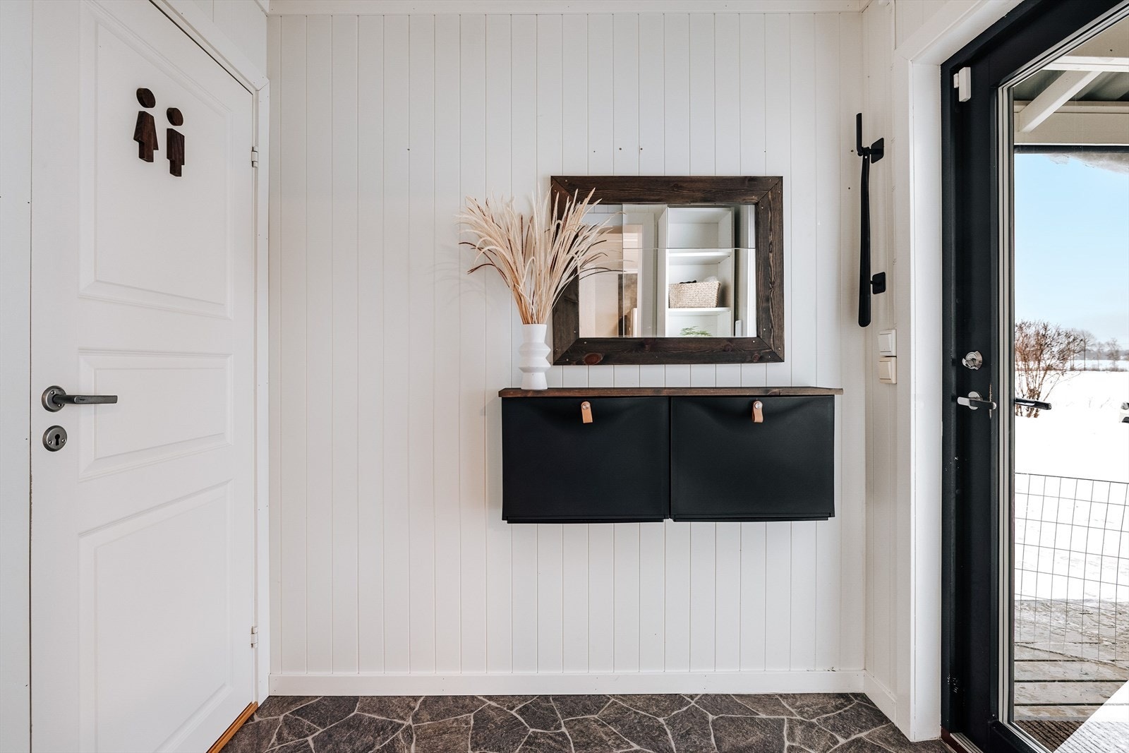 Entre med direkte adkomst til badet i 1. etasje. Galleribilde