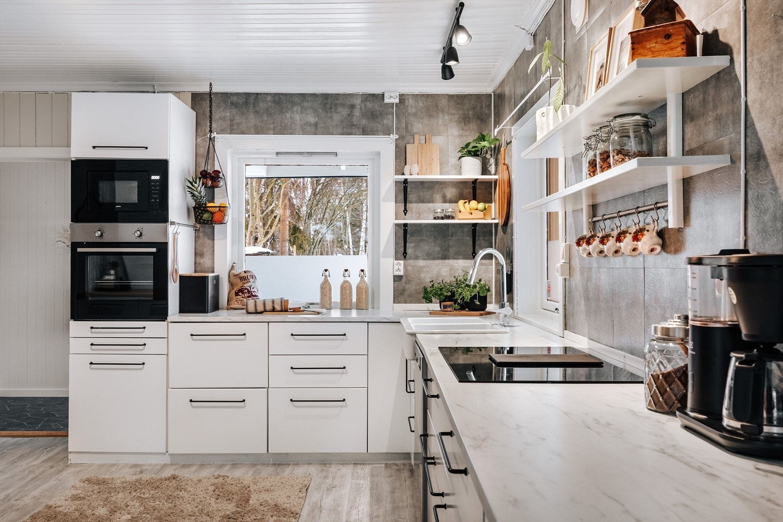 Kjøkkenet er utstyrt med integrert stekevon og mikrobølgeovn i høyskap, mens platetopp med nedfelt kullfilter er integrert i benkeplaten. Det er plass for frittstående oppvaskmaskin og kjøleskap. Galleribilde