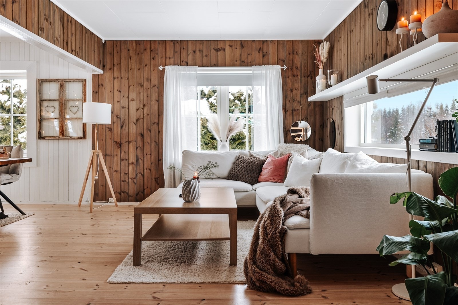 På gulvet er det et flott heltre gulv og veggene i den innerste stua er beiset panel. Galleribilde