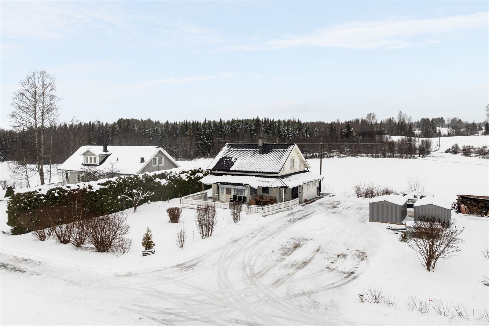 Eiendommen har en romslig gårdsplass med mange biloppstillingsplasser. Galleribilde