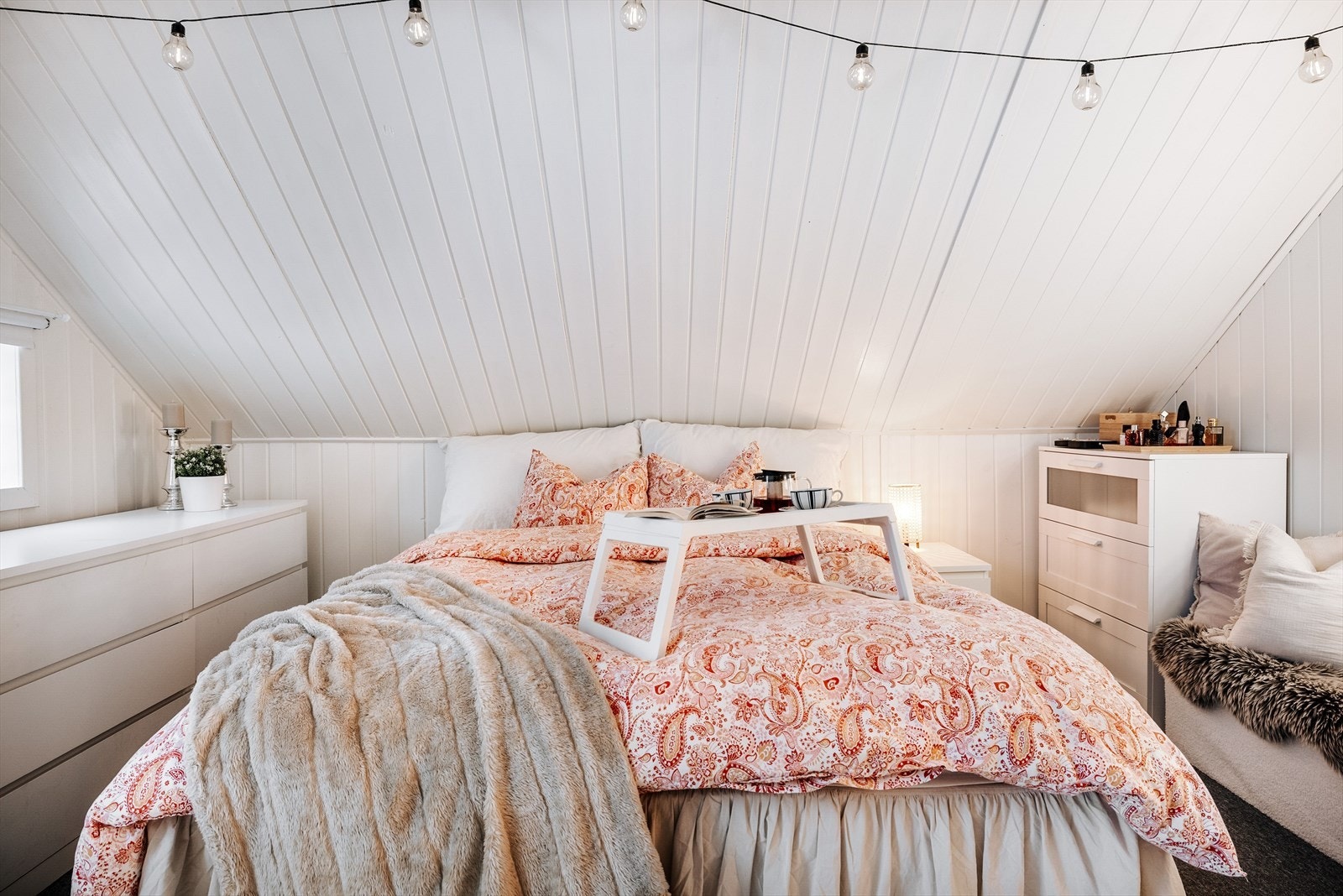 Her er det plass til dobbeltseng med tilhørende nattbord og andre ønskelige møbler. Galleribilde